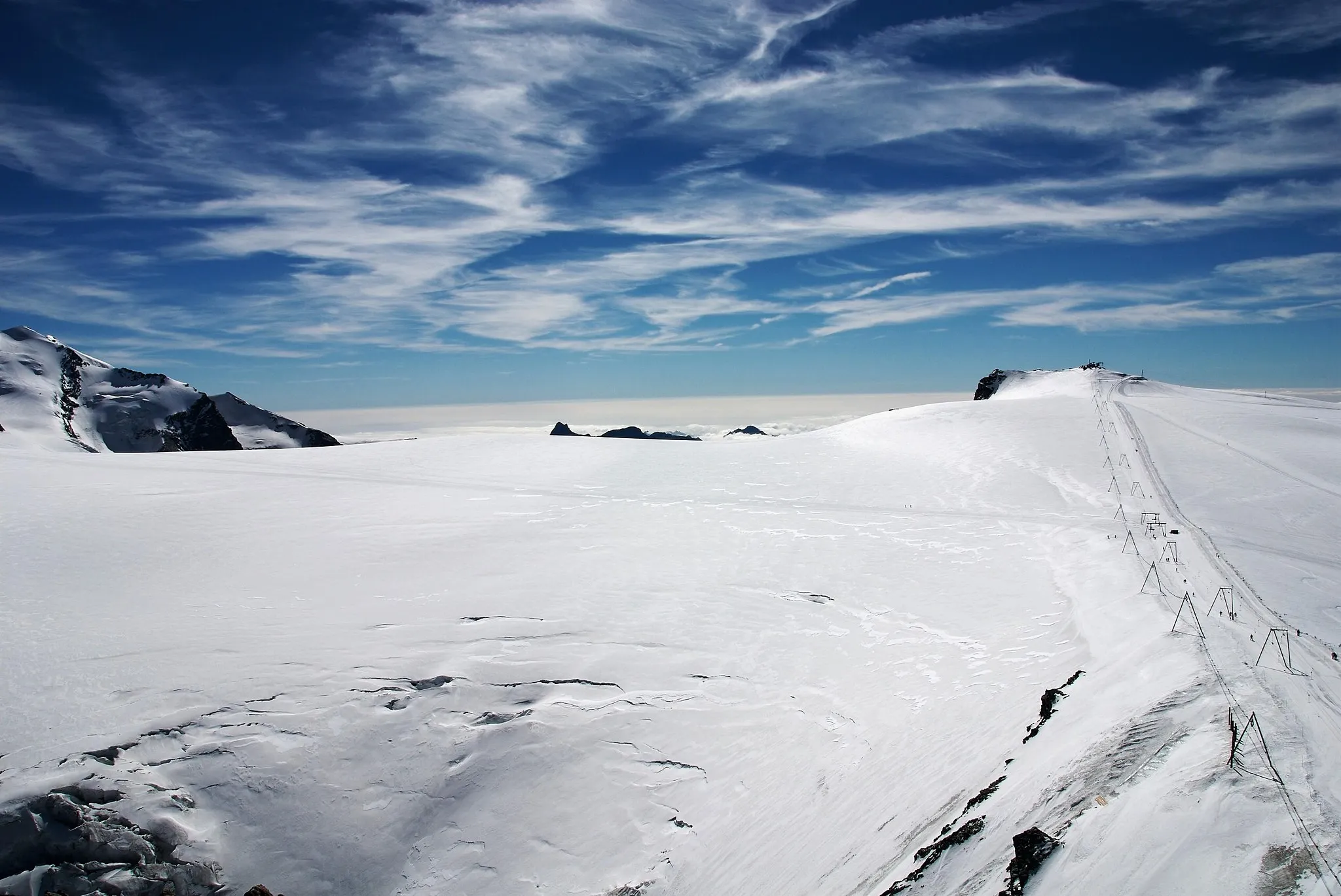 Photo showing: Ski area on the Breithorn plateau at nearly 4000 metres above Zermatt.