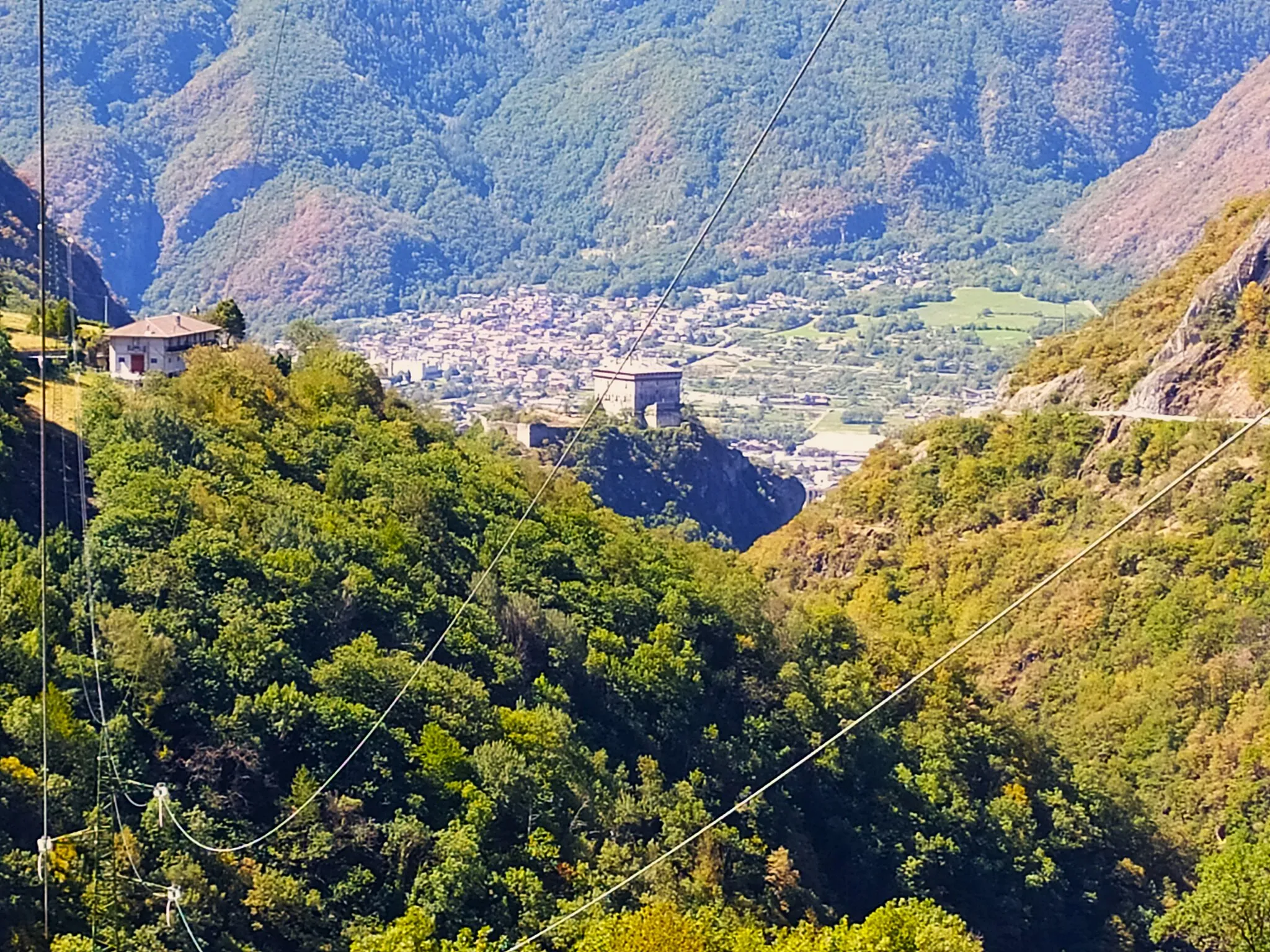 Photo showing: Veduta Castello dalla Frazione Isollaz