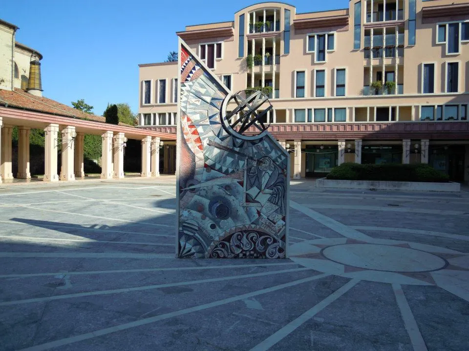 Photo showing: Piazza del Sole e della Pace (o Piazza della Meridiana) ad Abano Terme (provincia di Padova)