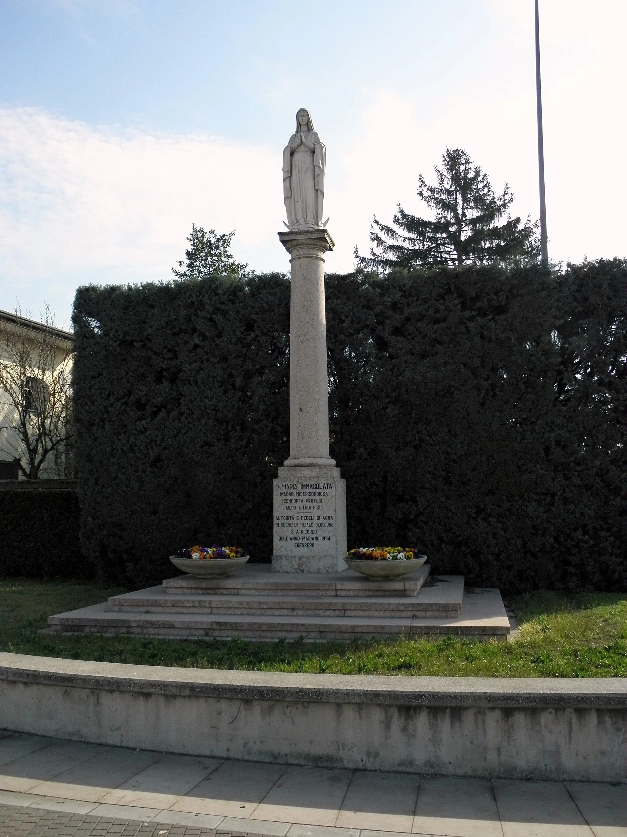 Photo showing: Agna, Piazza Roma: la colonna dedicata a Maria Immacolata, realizzata in occasione dell'Anno Mariano 1954.