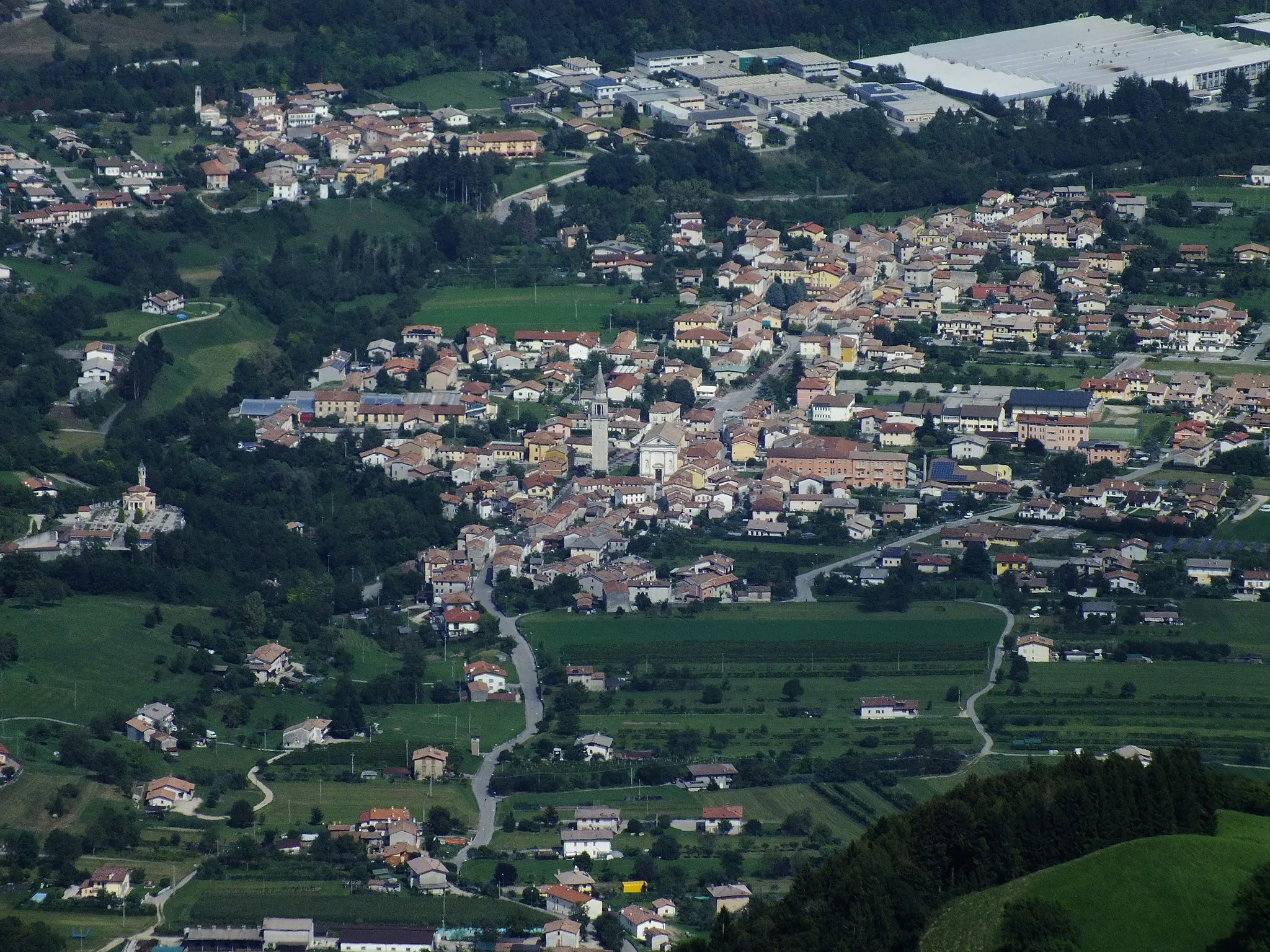 Photo showing: Viev of the town of Alano di Piave, Province of Belluno, Italy, from Monte Tomba.