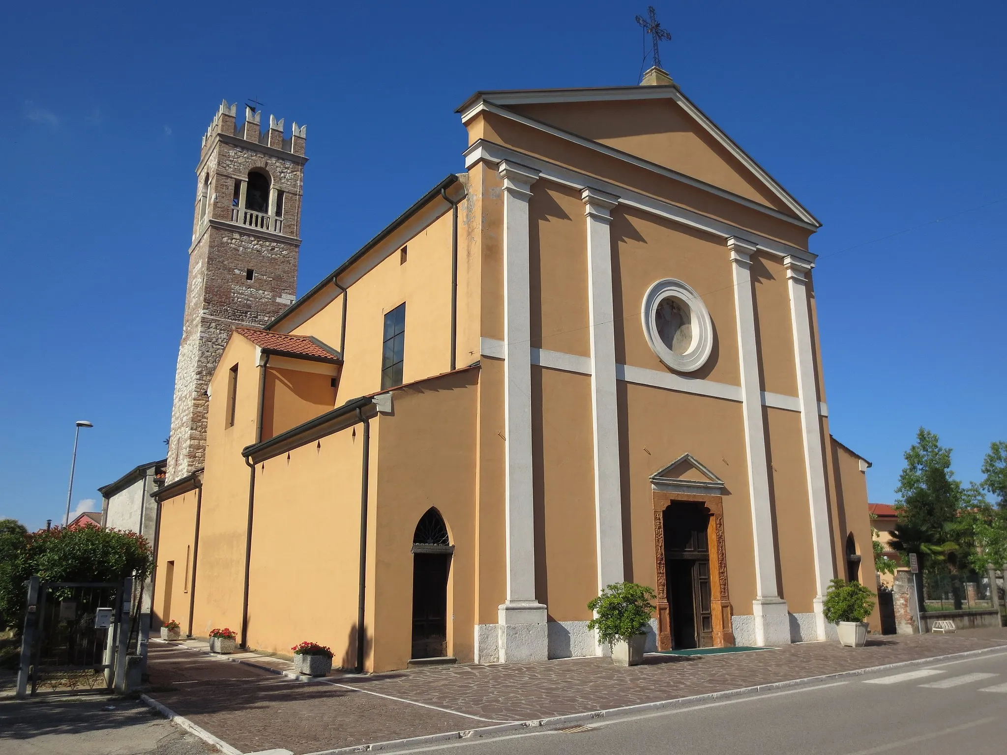 Photo showing: Chiesa di Coriano Veronese, frazione di Albaredo d'Adige (VR), dedicata ai santi Filippo e Giacomo