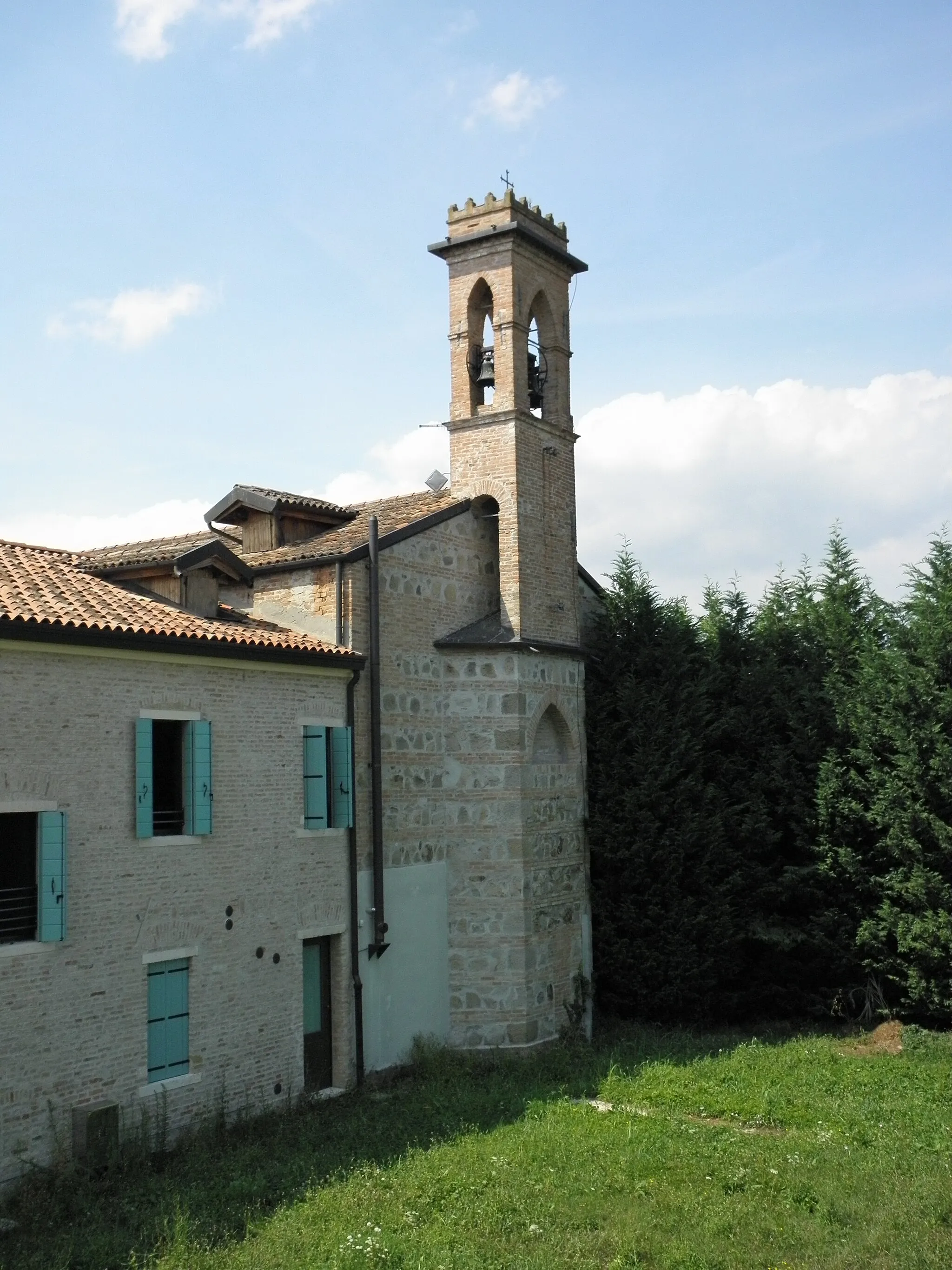 Photo showing: Mandriola, frazione di Albignasego: vista posteriore del complesso cui fa parte la precedente chiesa di San Giovanni apostolo ora sconsacrata e ridesignata sala don Lorenzo Milani.