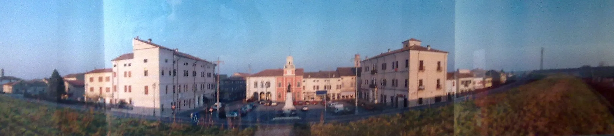 Photo showing: A view of the centre of Ariano nel Polesine on 1999 March