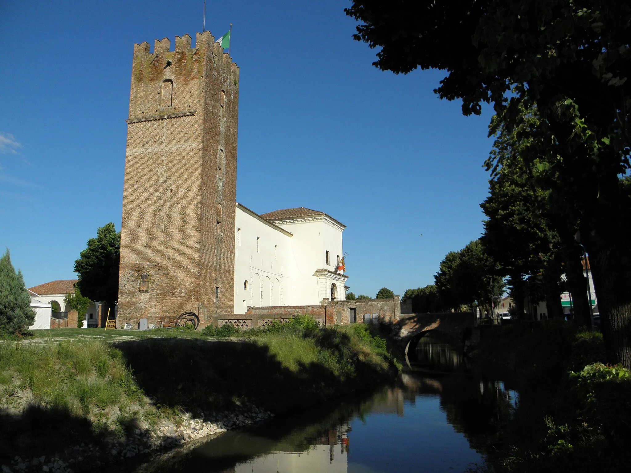 Photo showing: Arquà Polesine: vista complessiva della villa-castello con la torre medioevale, il ponte ed il canale.