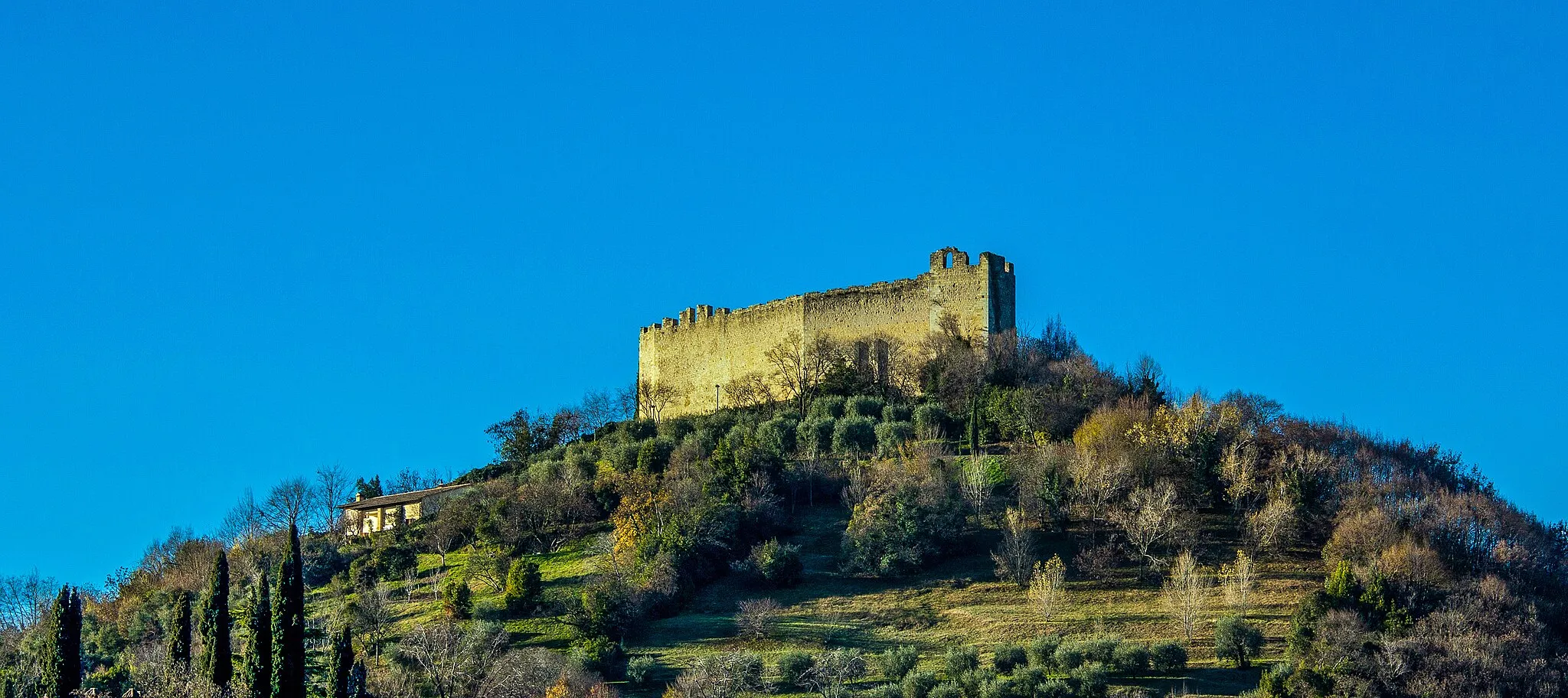 Photo showing: Nestling in an enchanting hilly landscape, Asolo is one of the best-known and loveliest villages in Italy. Asolo "the city of a hundred horizons", in the picture the Asolo's fortress over Mount Ricco, its date of construction is placed between the end of the twelfth century and the beginning of the thirteenth century.