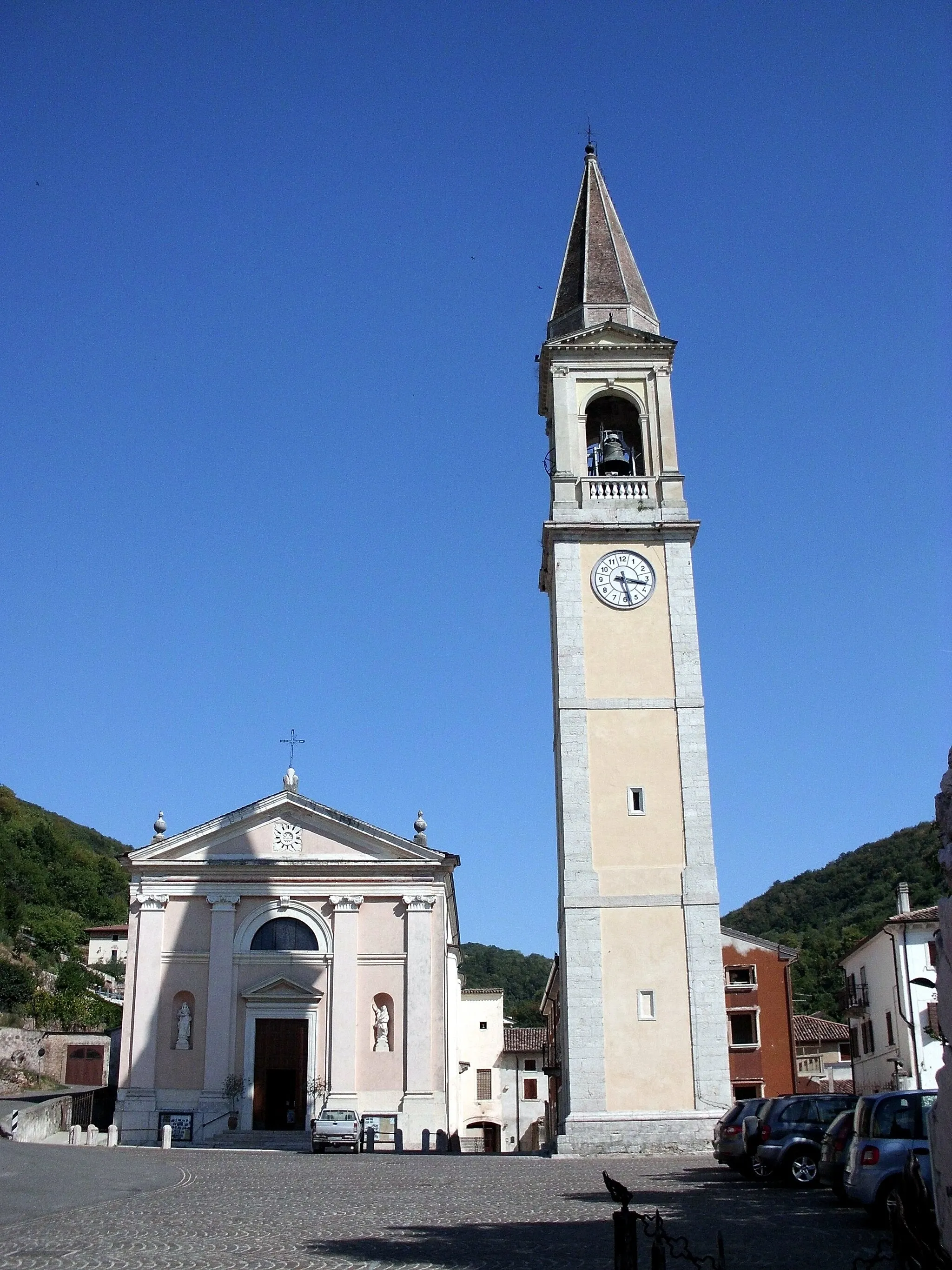 Photo showing: Campanile e chiesa parrocchiale dei Santi Vito, Modesto e Crescenzia in Badia Calavena (VR).