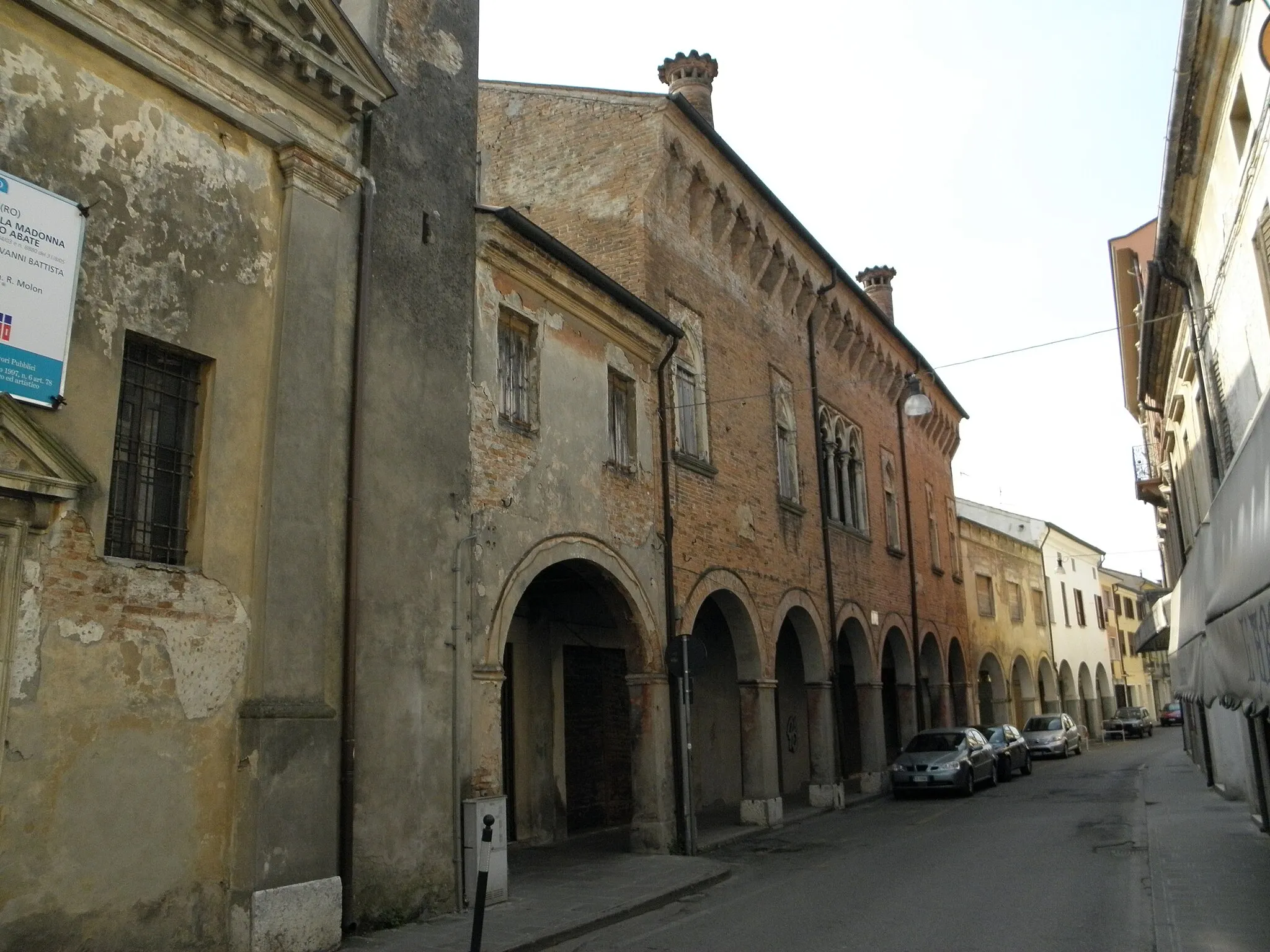 Photo showing: Badia Polesine: Il palazzo (detto popolarmente) degli Estensi costruito attorno al 1430 in stile gotico.