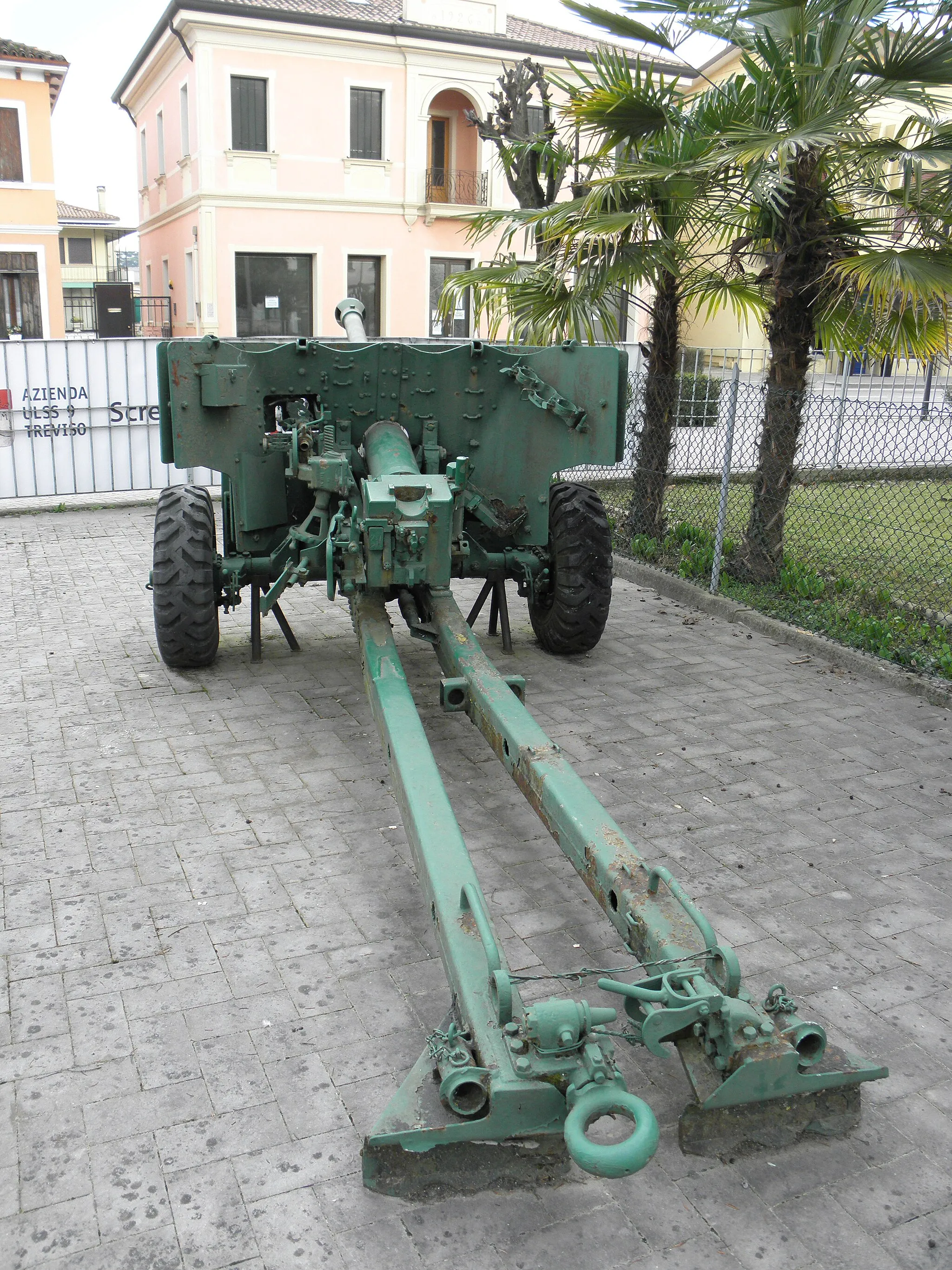 Photo showing: Badoere, frazione di Morgano: via Roma, il Monumento ai Caduti posto nei pressi della chiesa parrocchiale di Sant'Antonio di Padova, composto dal monumento vero e proprio e da due pezzi d'artiglieria.