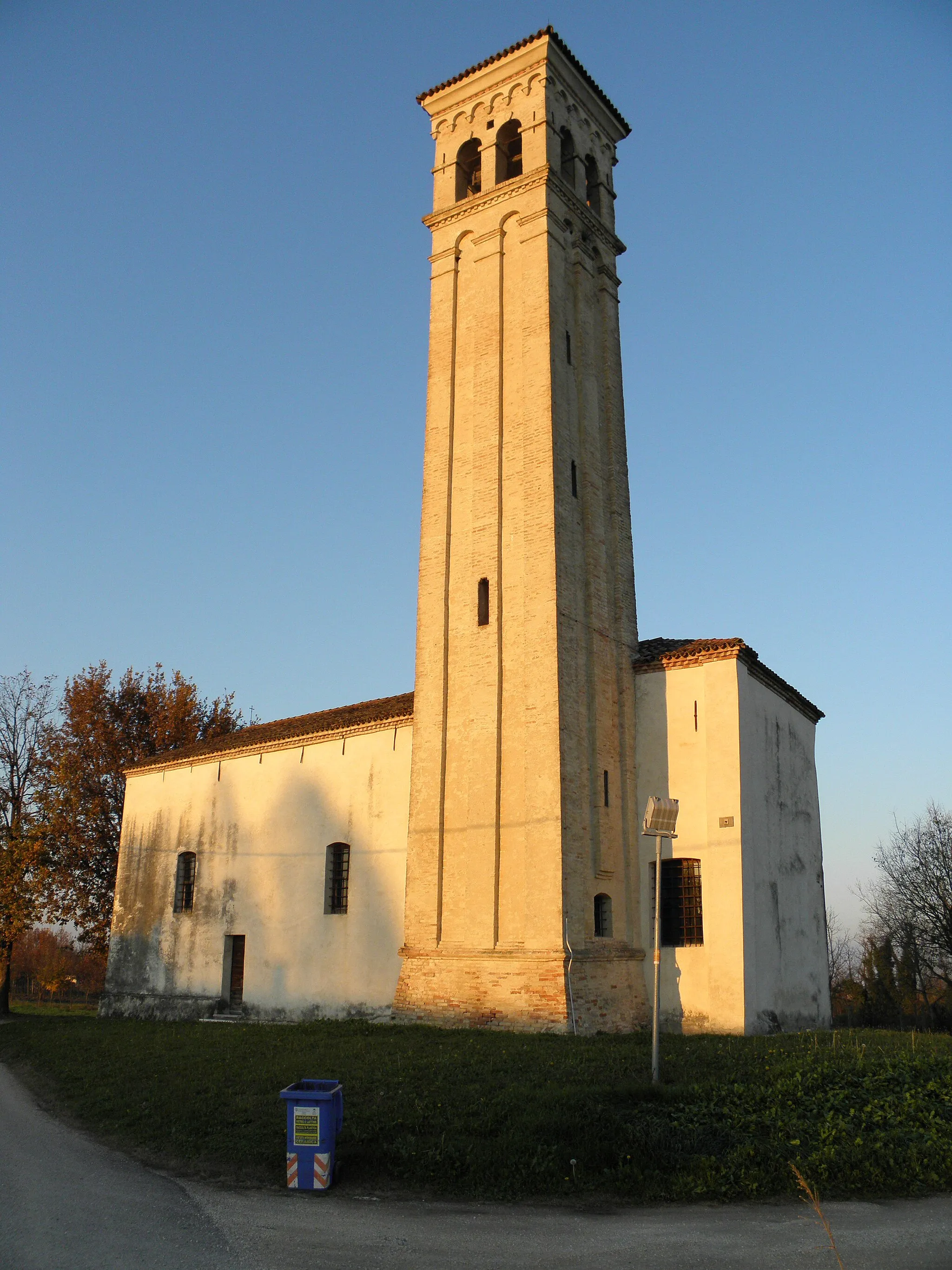 Photo showing: Biancade, frazione di Roncade, chiesa di Santa Maria di Castello: vista della chiesa lato campanile nella luce del tramonto.