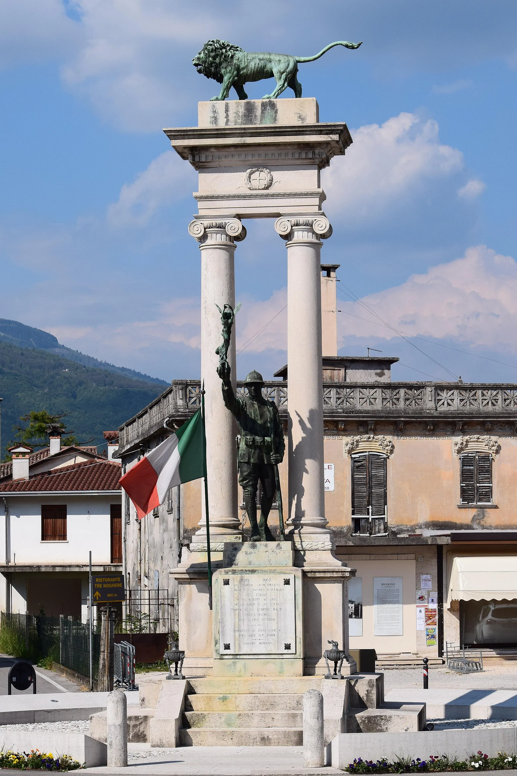 Photo showing: Monumento dedicato ai caduti della prima Guerra Mondiale