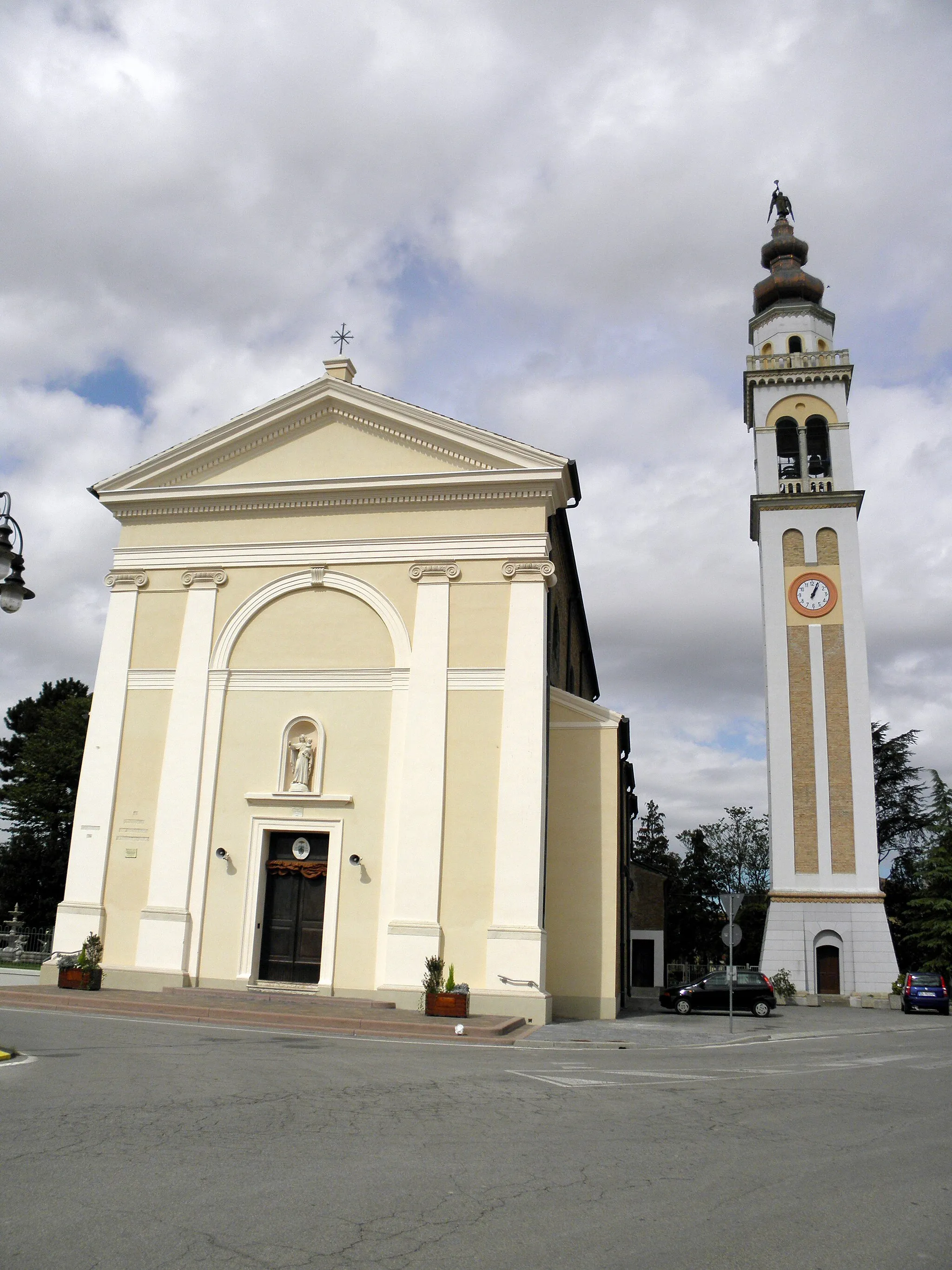 Photo showing: Bottrighe, già comune autonomo ora frazione di Adria: la chiesa parrocchiale di San Francesco d'Assisi (e di Paola).