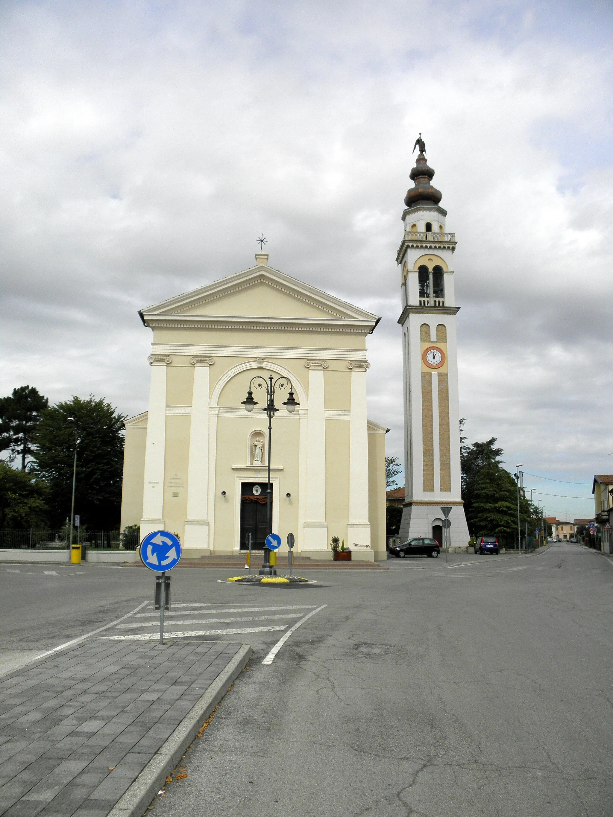 Photo showing: Bottrighe, già comune autonomo ora frazione di Adria: la chiesa parrocchiale di San Francesco d'Assisi (e di Paola).