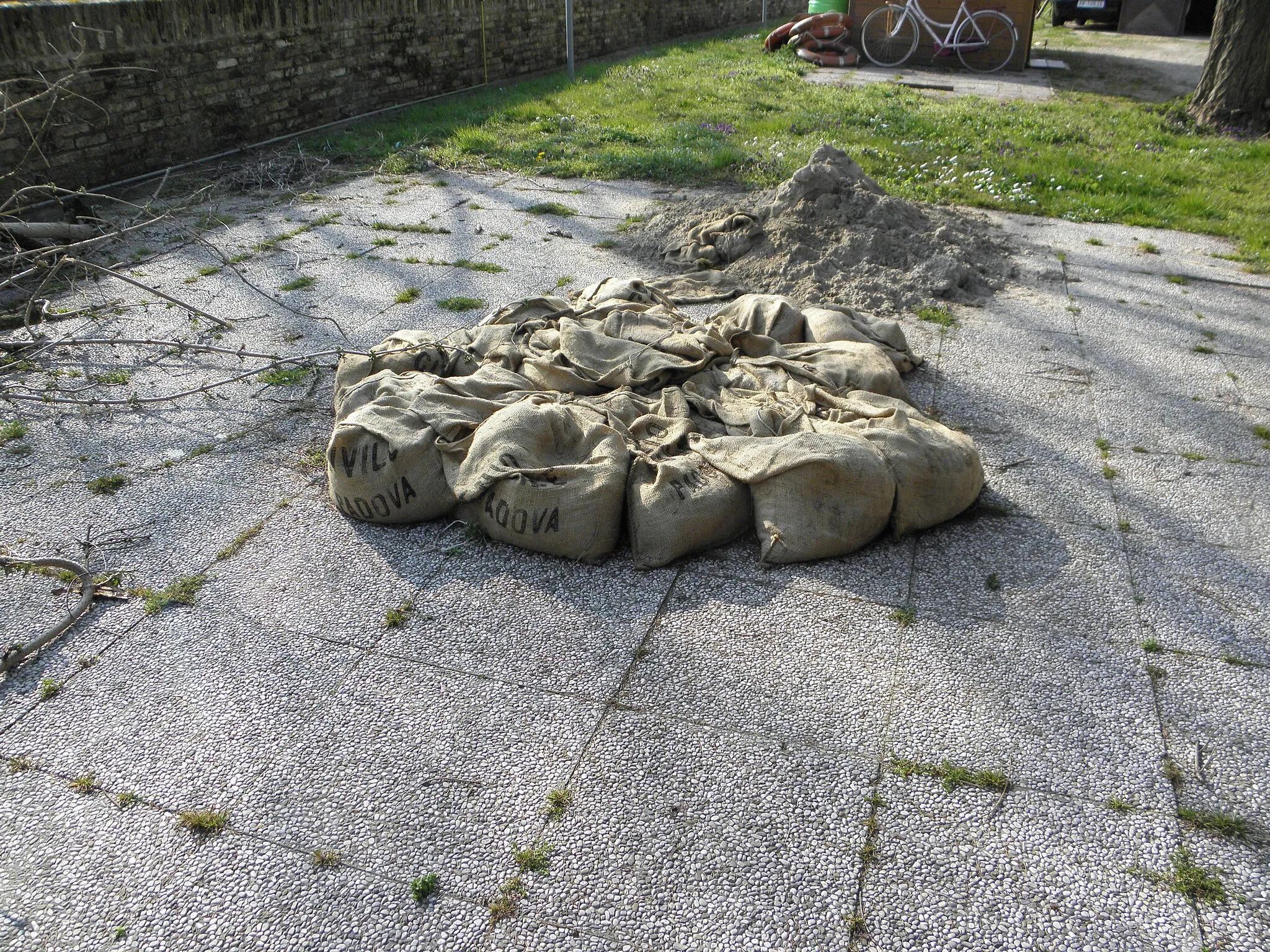 Photo showing: Bovolenta, i sacchi di sabbia lasciati durante le ultime alluvioni per proteggere il lembo di terra alla confluenza del fiume Bacchiglione con il canale Vigenzone.