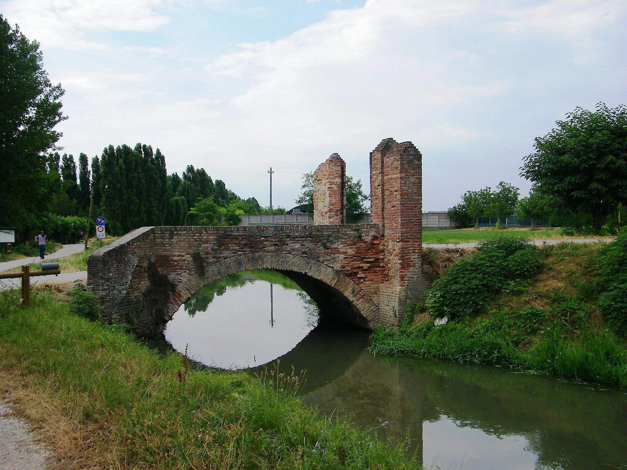 Photo showing: Ponte "dei Restei", entrata secondaria del Parco Valle del Menago