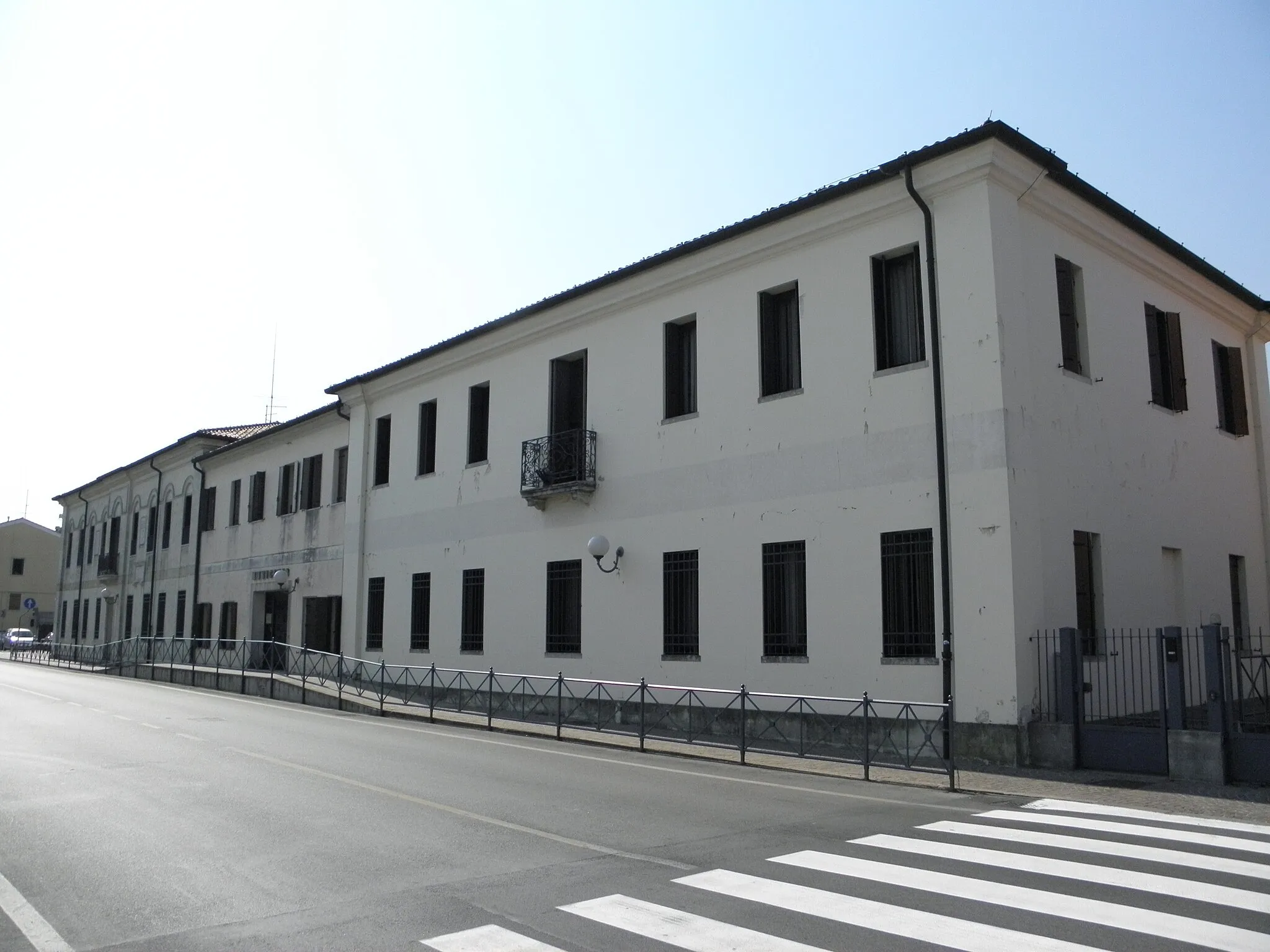 Photo showing: Brugine: la palazzina sede del municipio.