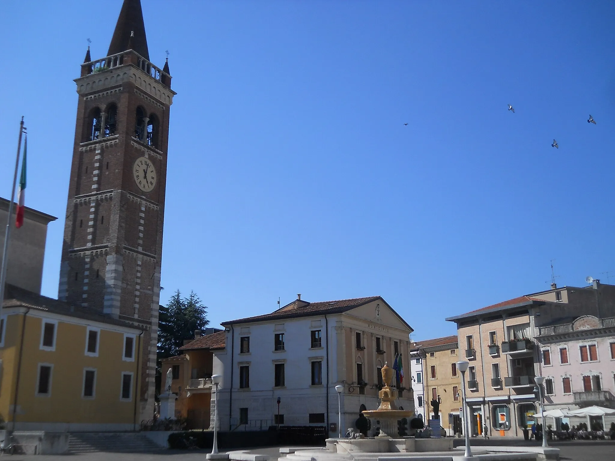 Photo showing: Panorama sulla piazza di Bussolengo, provincia di Verona