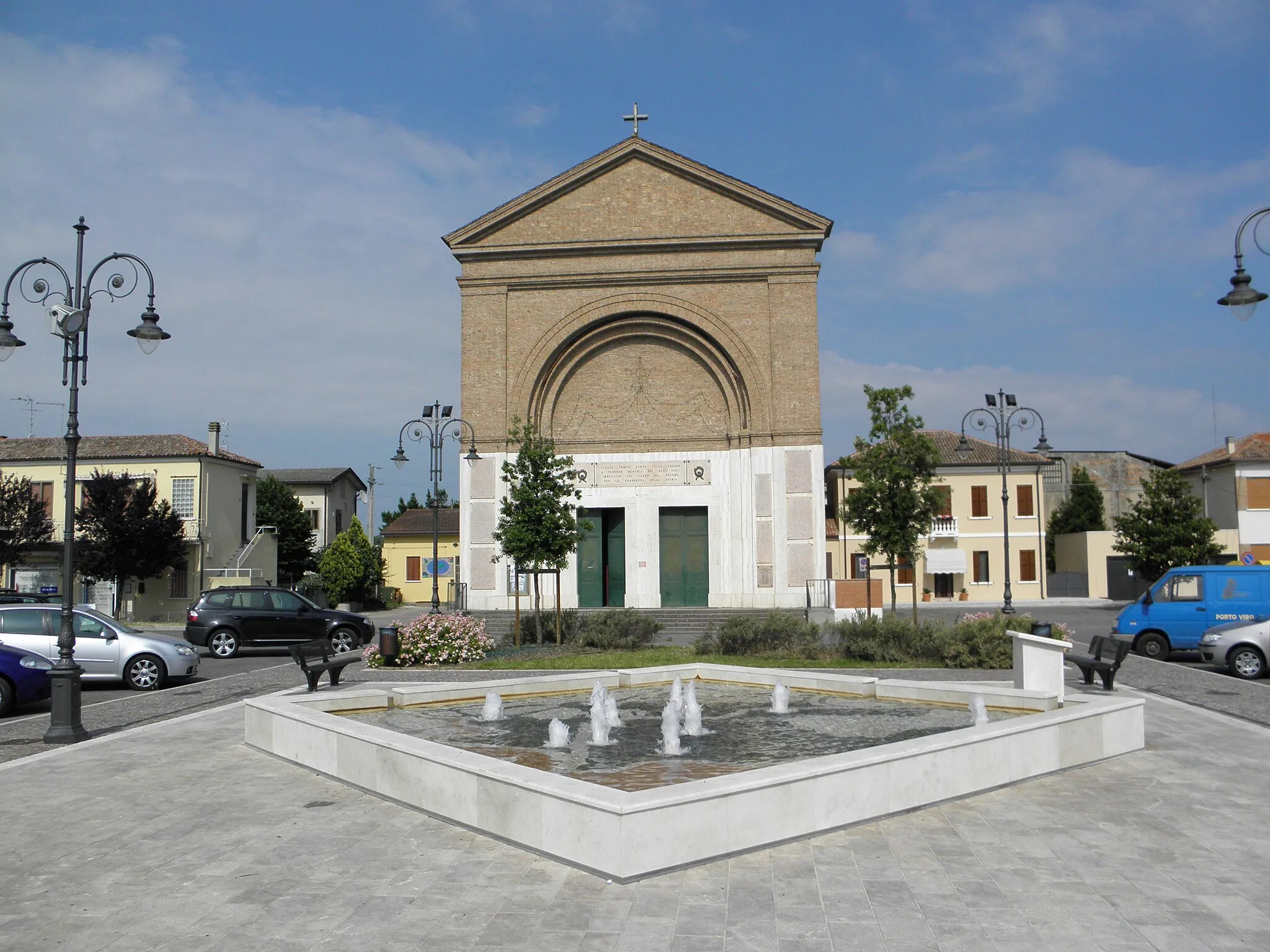 Photo showing: Ca Tiepolo', frazione e sede municipale del comune sparso di Porto Tolle: Piazza Milite Ignoto con la fontana ed in secondo piano la chiesa del Sacro Cuore di Gesù.