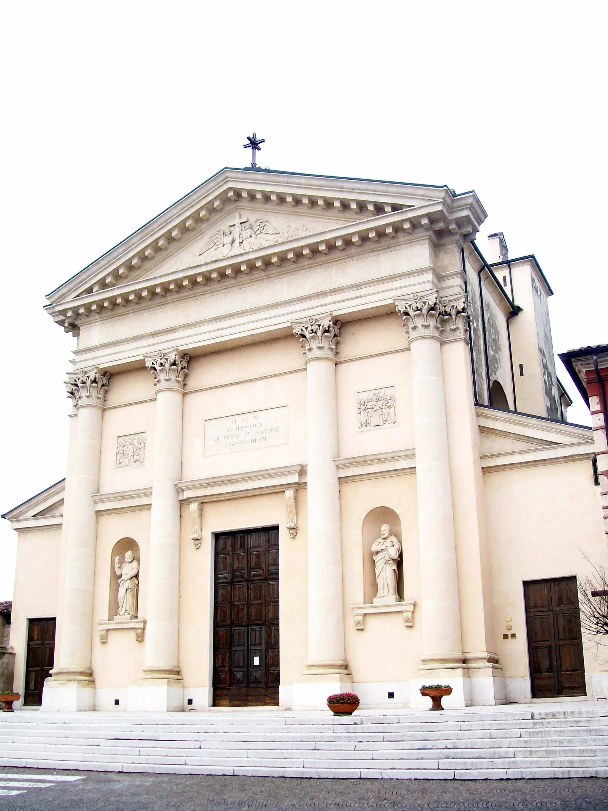 Photo showing: Facciata della chiesa parrocchiale dei Santi Pietro e Mattia in Caldiero (VR).