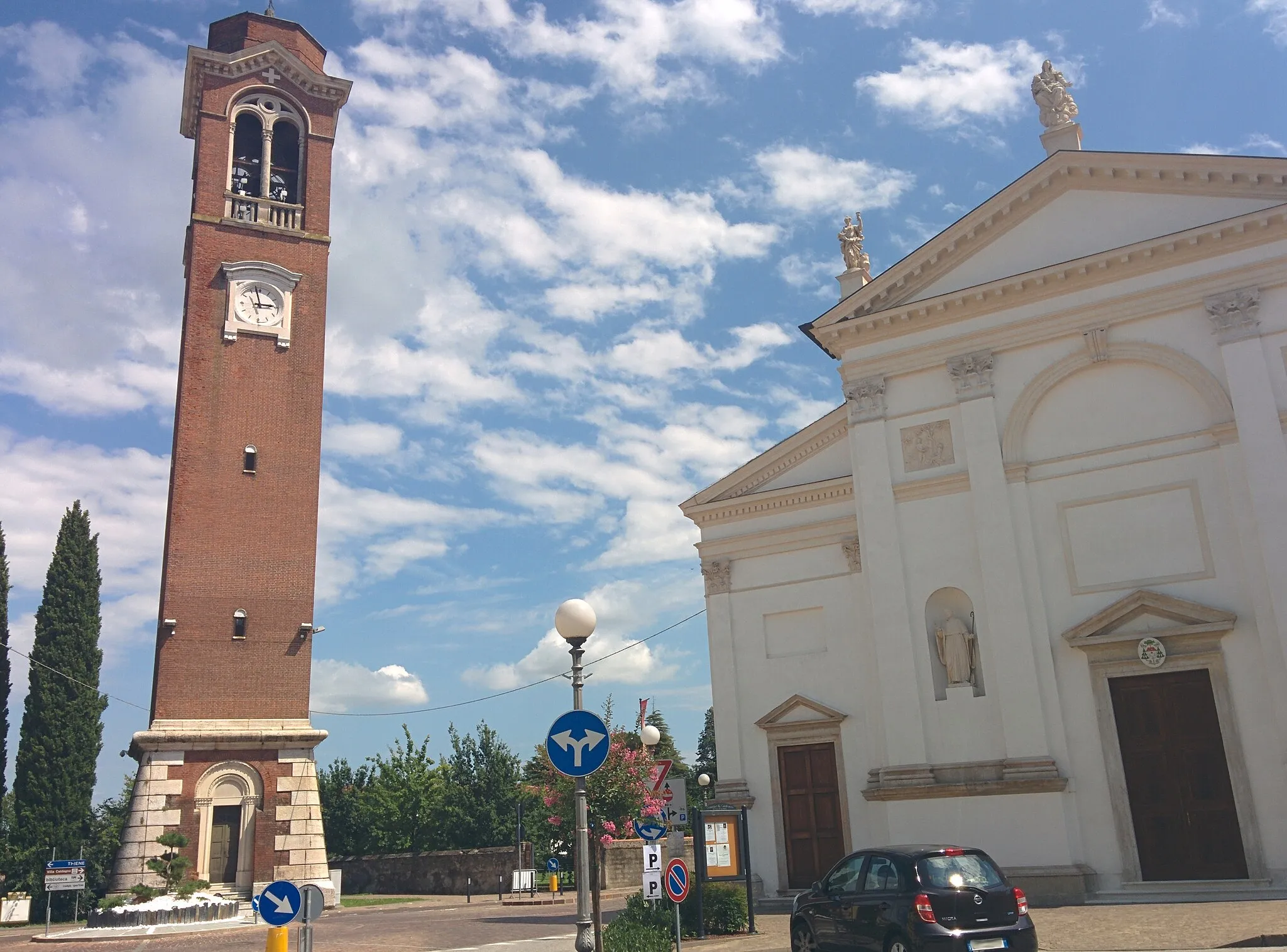 Photo showing: Campanile e facciata della chiesa parrocchiale di Caldogno, in provincia di Vicenza.