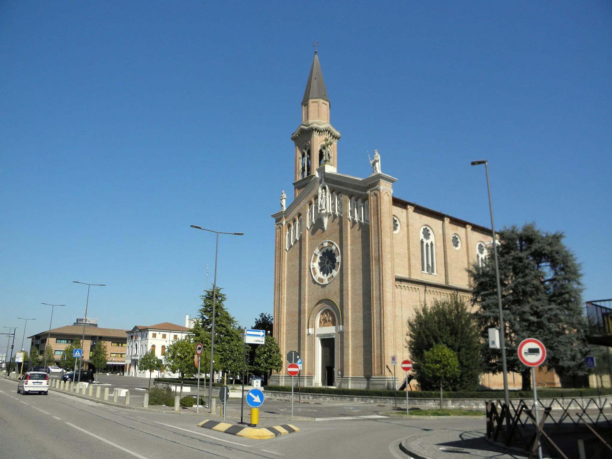 Photo showing: Campodarsego, incrocio via Antoniana-via Caltana, con chiesa parrocchiale di Santa Maria Assunta e in secondo piano piazza Europa e palazzina municipale.