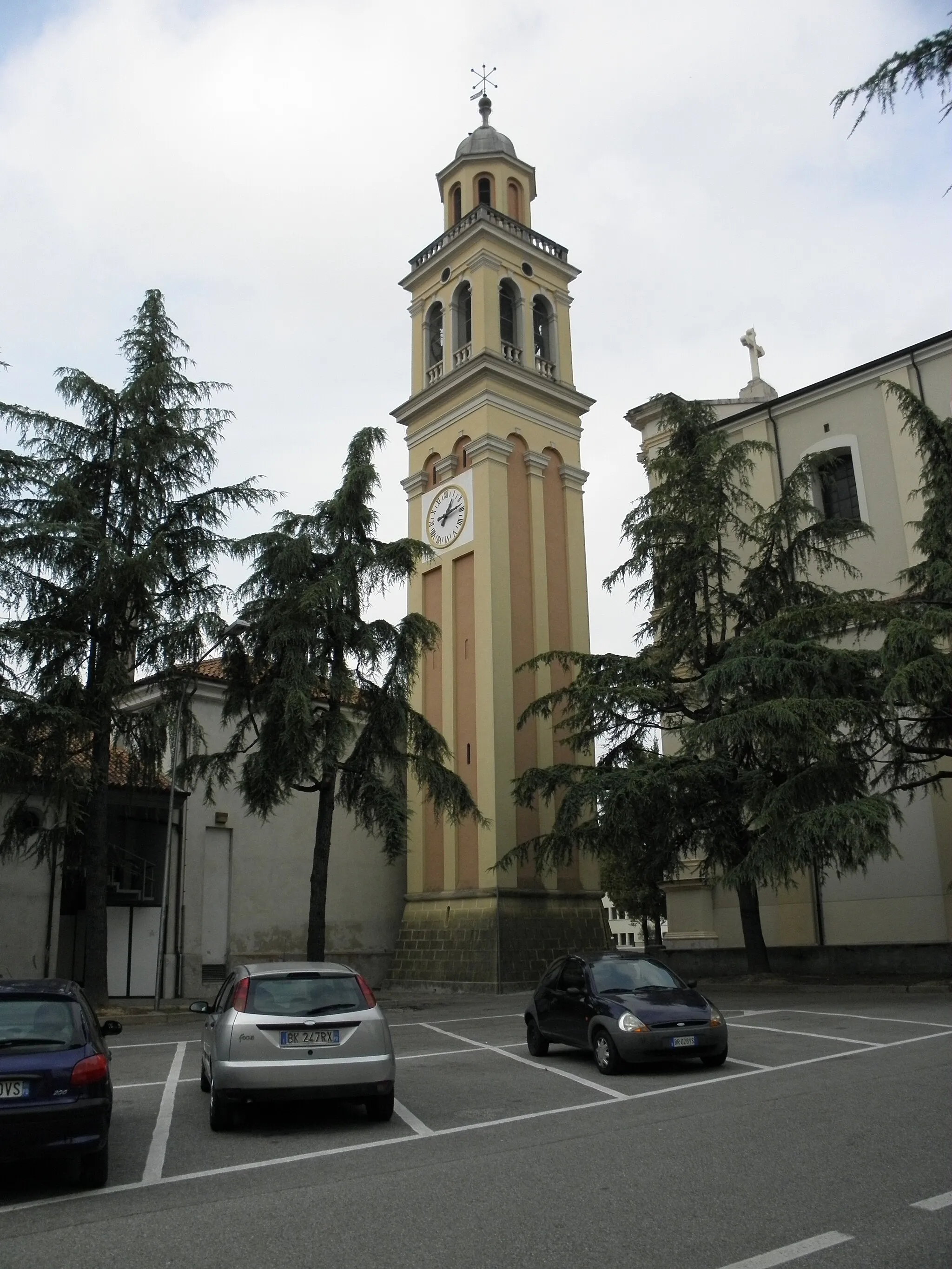 Photo showing: Camposampiero: il campanile della chiesa parrocchiale di San Pietro.