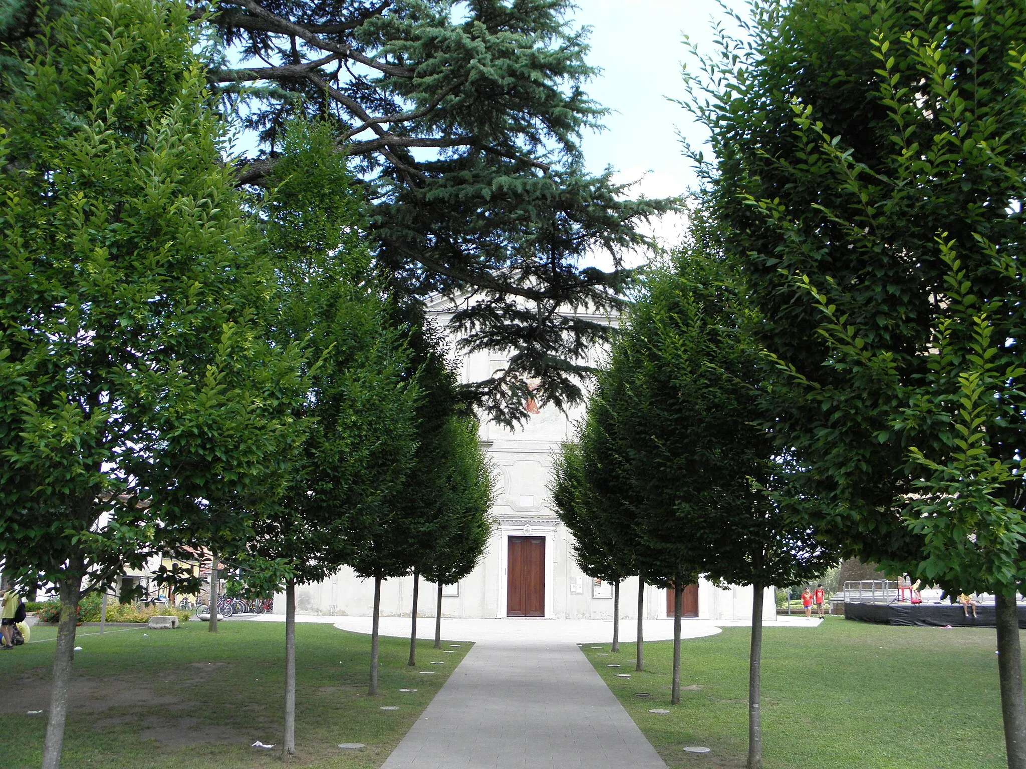 Photo showing: Casale sul Sile, il vialetto alberato che porta alla chiesa parrocchiale di Santa Maria Assunta.