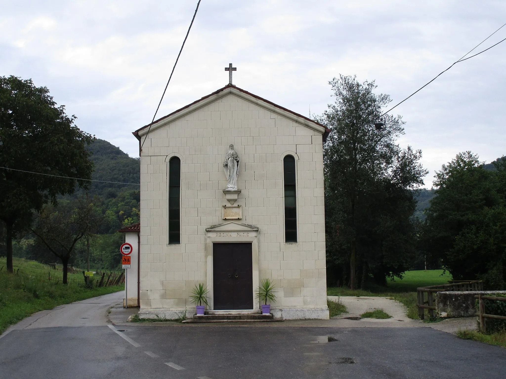 Photo showing: Castelgomberto, Chiesetta Regina Pacis