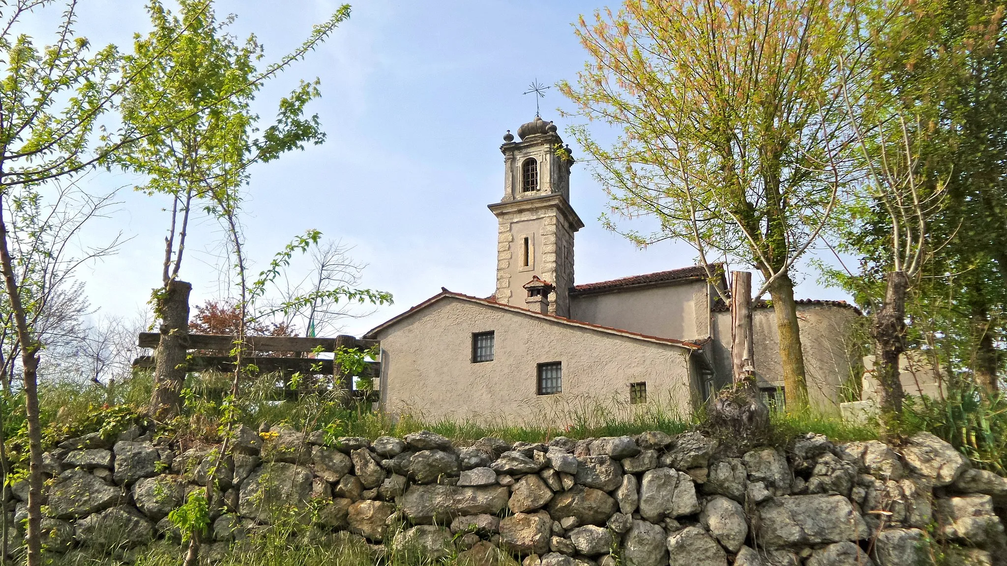 Photo showing: Vista laterale della chiesa di San Giorgio e San Valentino, Castelgomberto