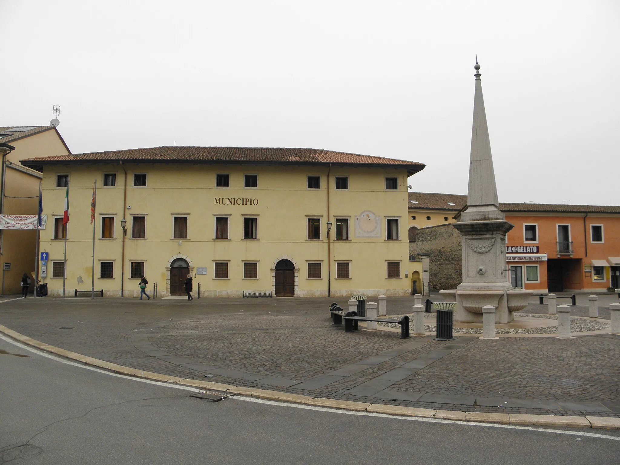 Photo showing: Isola Vicentina: la palazzina municipale e l'antistante piazzale con la fontana.