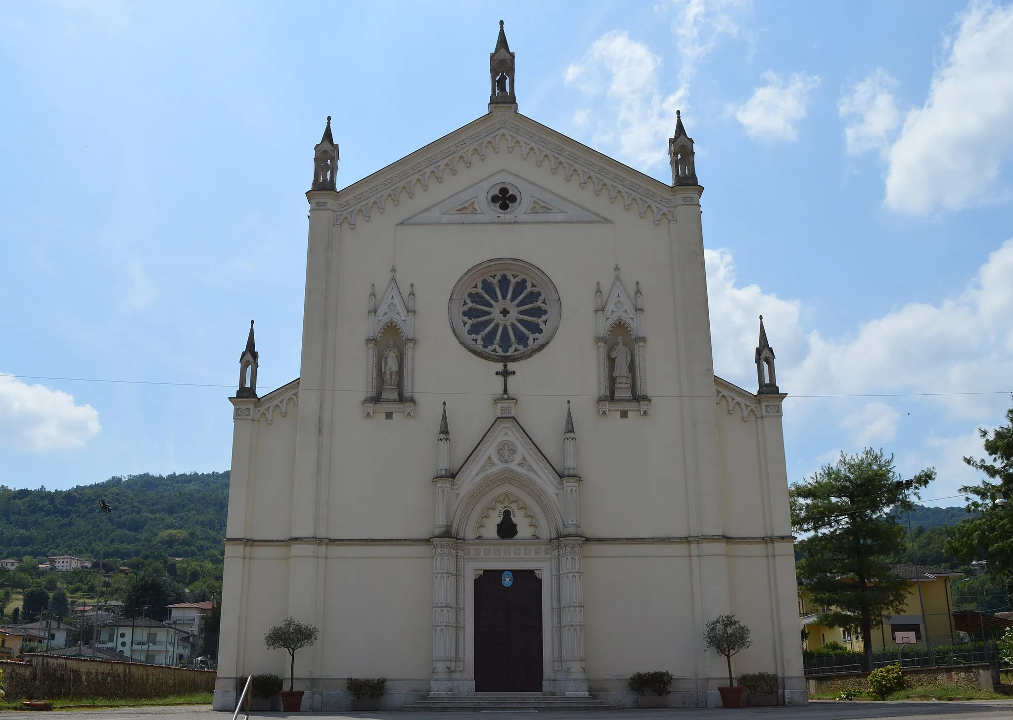 Photo showing: Facciata della chiesa parrocchiale di San Vitale a Castelnovo di Isola Vicentina in provincia di Vicenza.