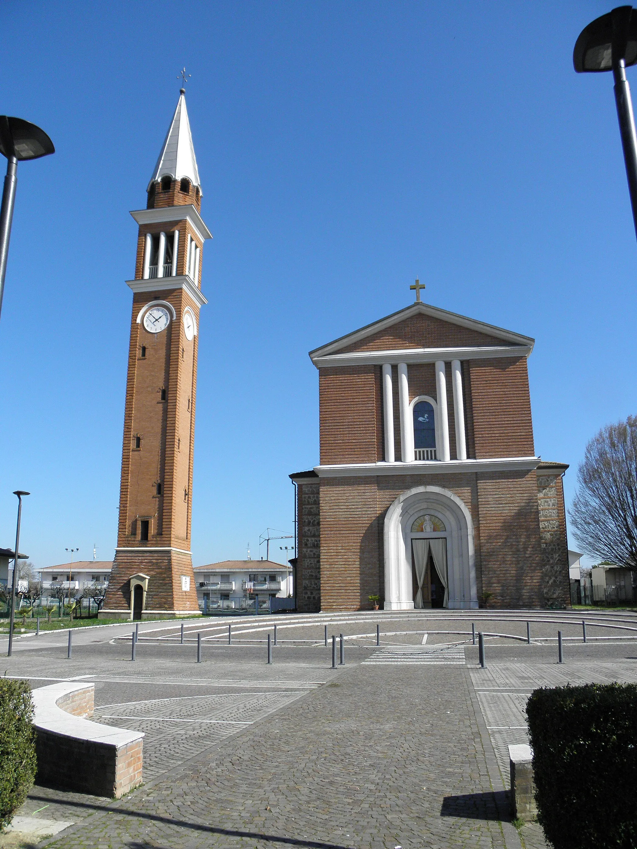 Photo showing: Cavino, frazione di San Giorgio delle Pertiche: la chiesa parrocchiale del Sacro Cuore di Gesù.