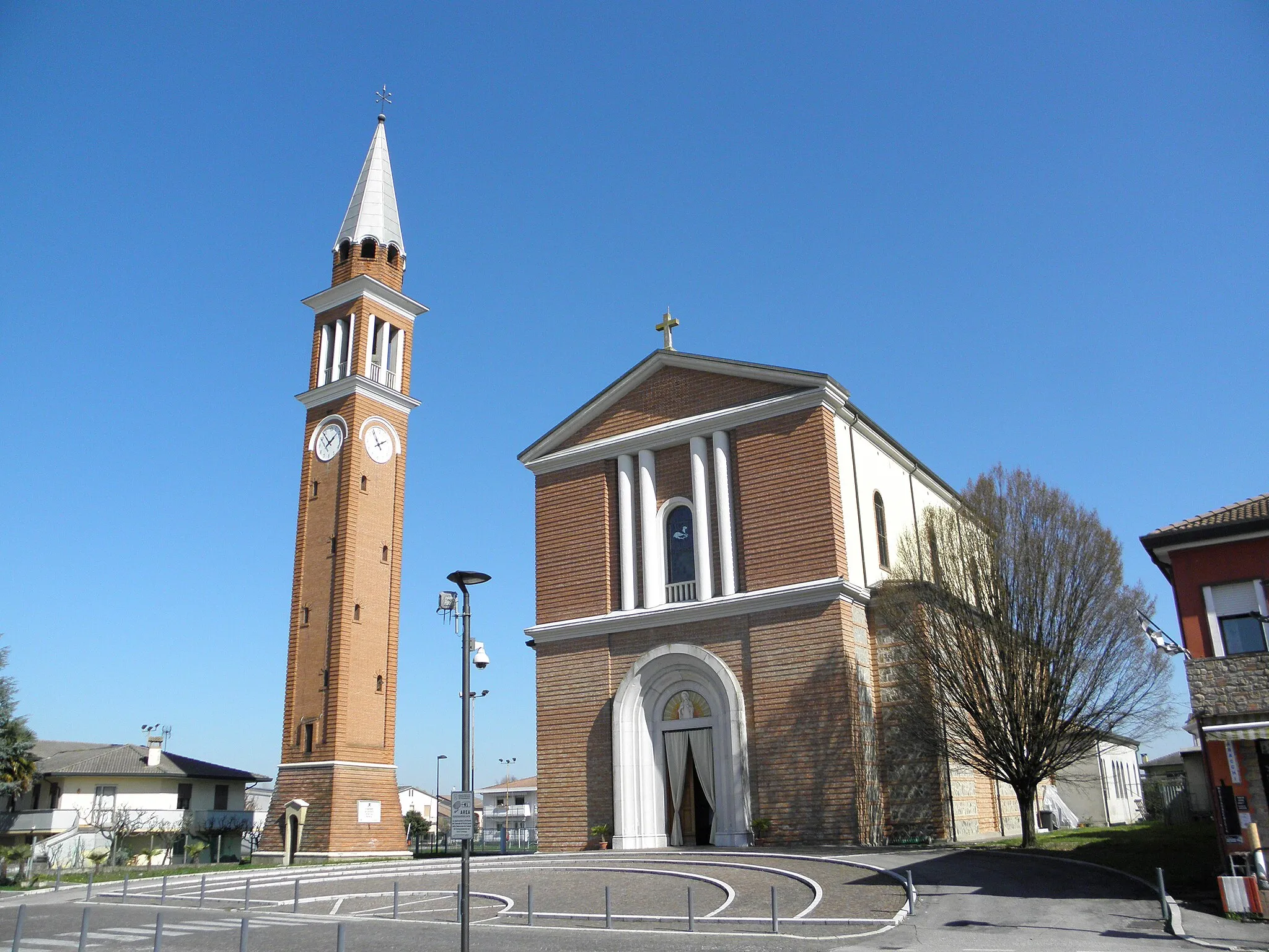 Photo showing: Cavino, frazione di San Giorgio delle Pertiche: la chiesa parrocchiale del Sacro Cuore di Gesù.