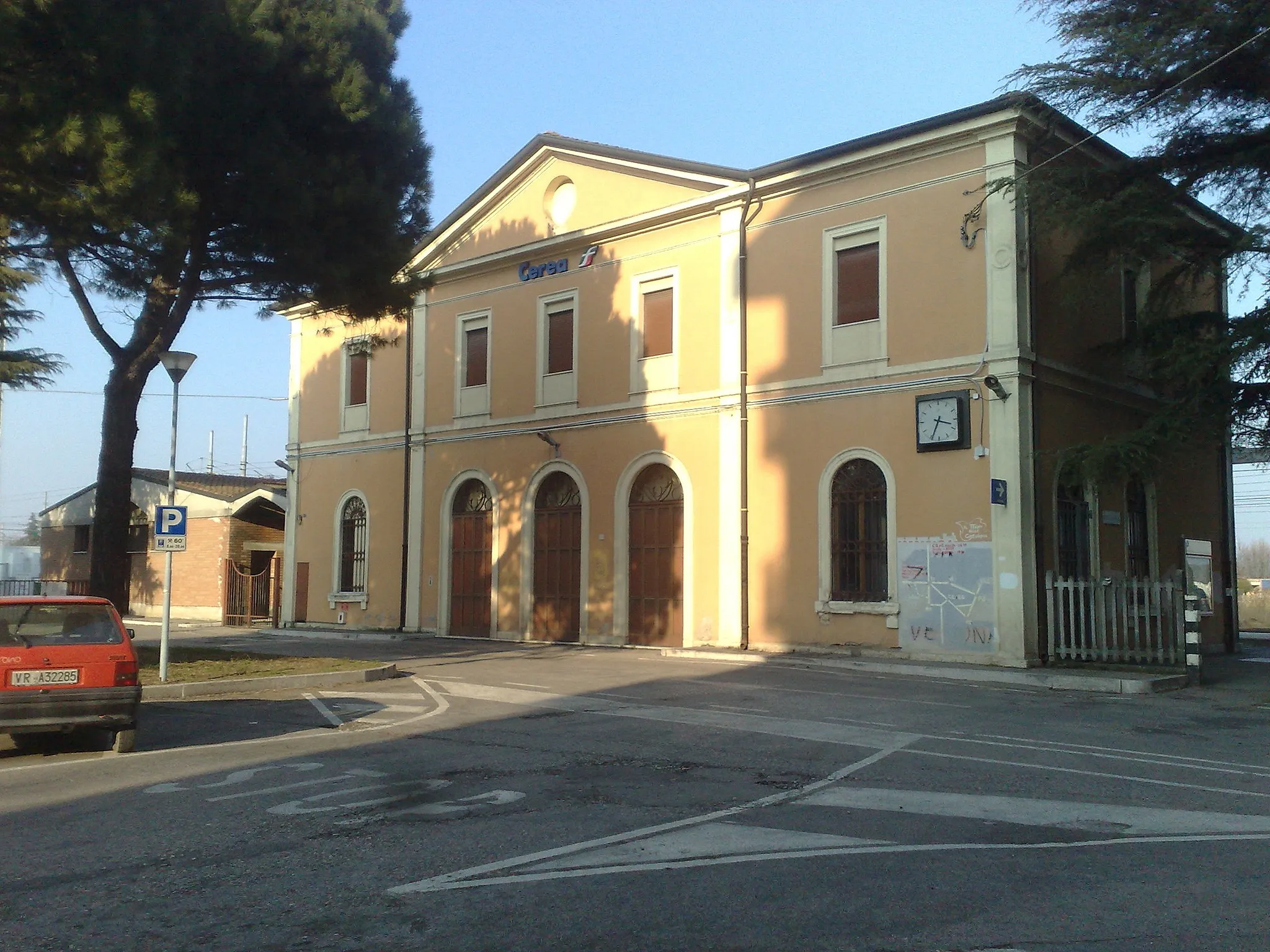 Photo showing: Facade of Cerea's train station