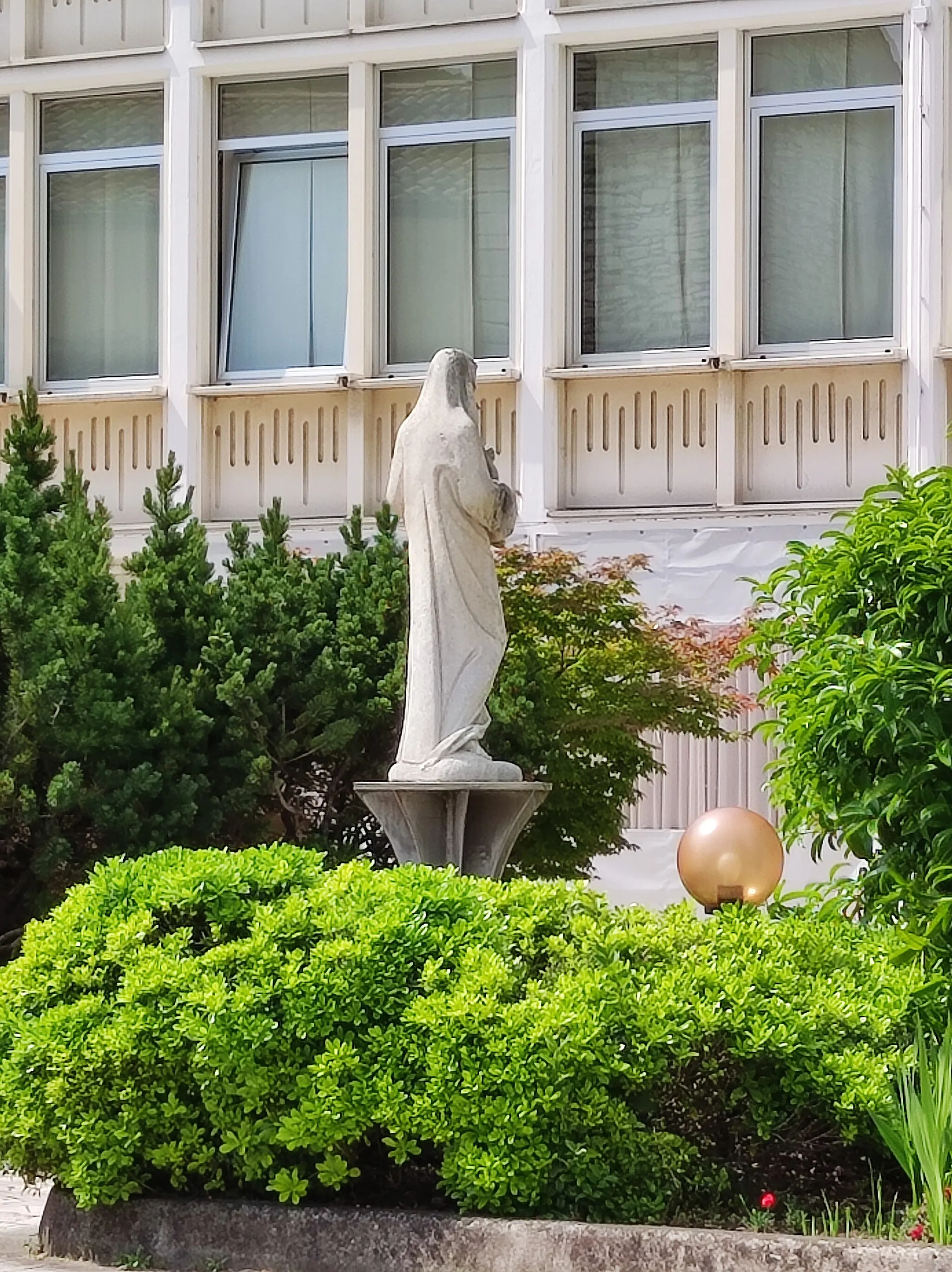 Photo showing: Statua della Madonna alla casa di riposo 01