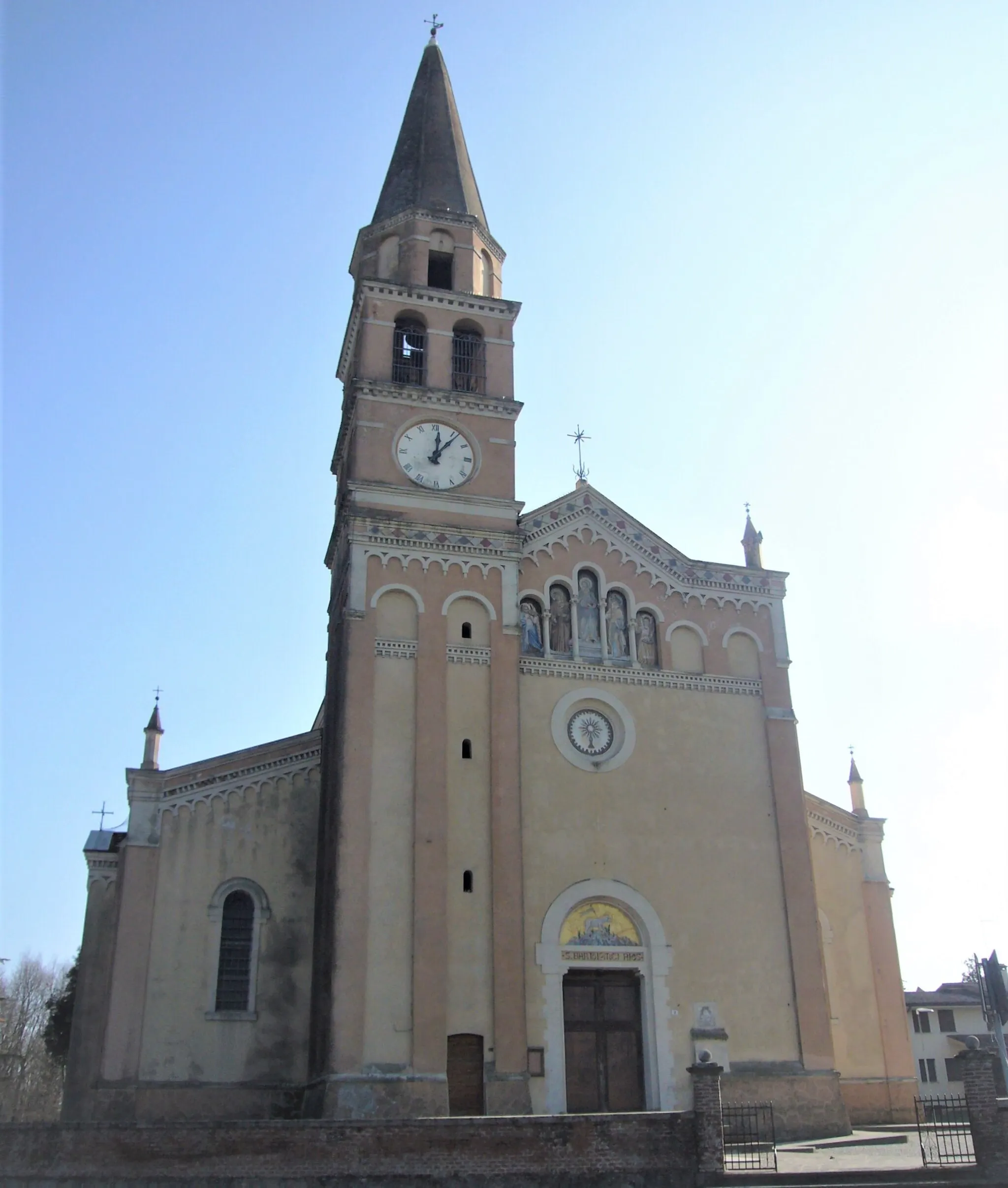 Photo showing: La chiesa parrocchiale di San Bartolomeo Apostolo a Chiarano