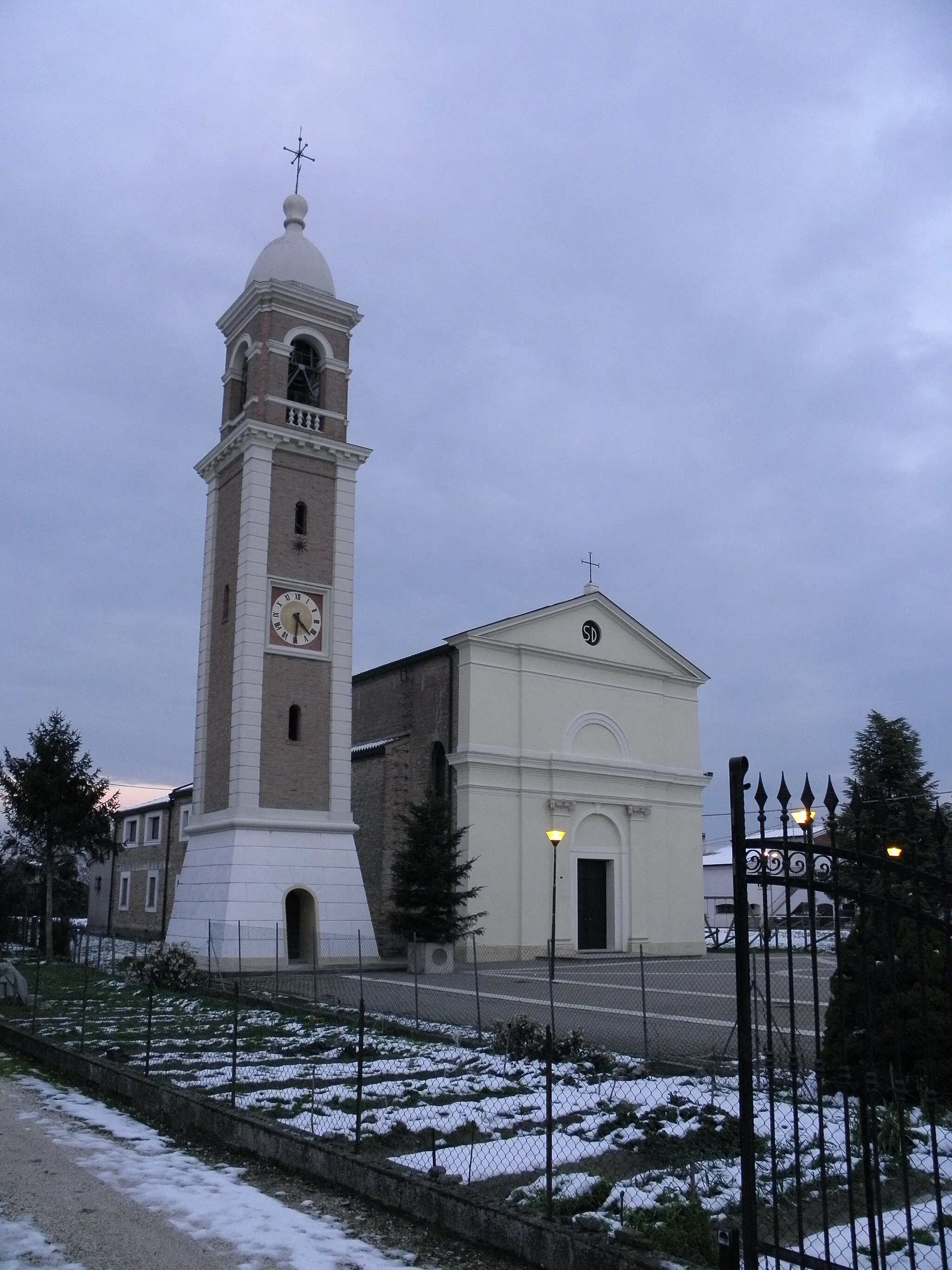 Photo showing: Rosara, frazione di Codevigo: la chiesa parrocchiale di San Daniele (Profeta) all'imbrunire.