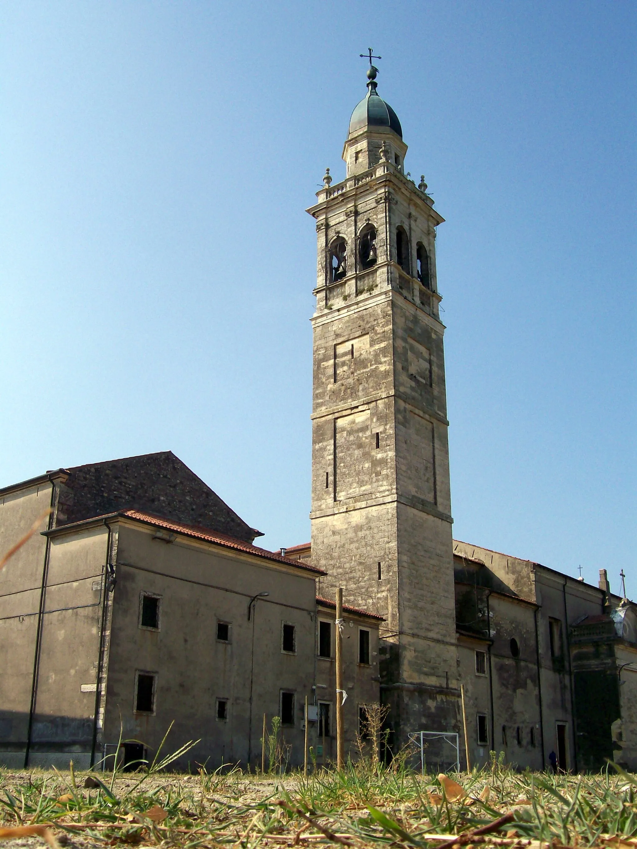 Photo showing: Campanile della chiesa parrocchiale dei Santi Fermo e Rustico in Colognola ai Colli (VR).