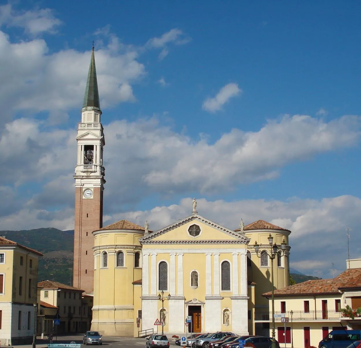 Photo showing: Cordignano: La piazza principale con la chiesa