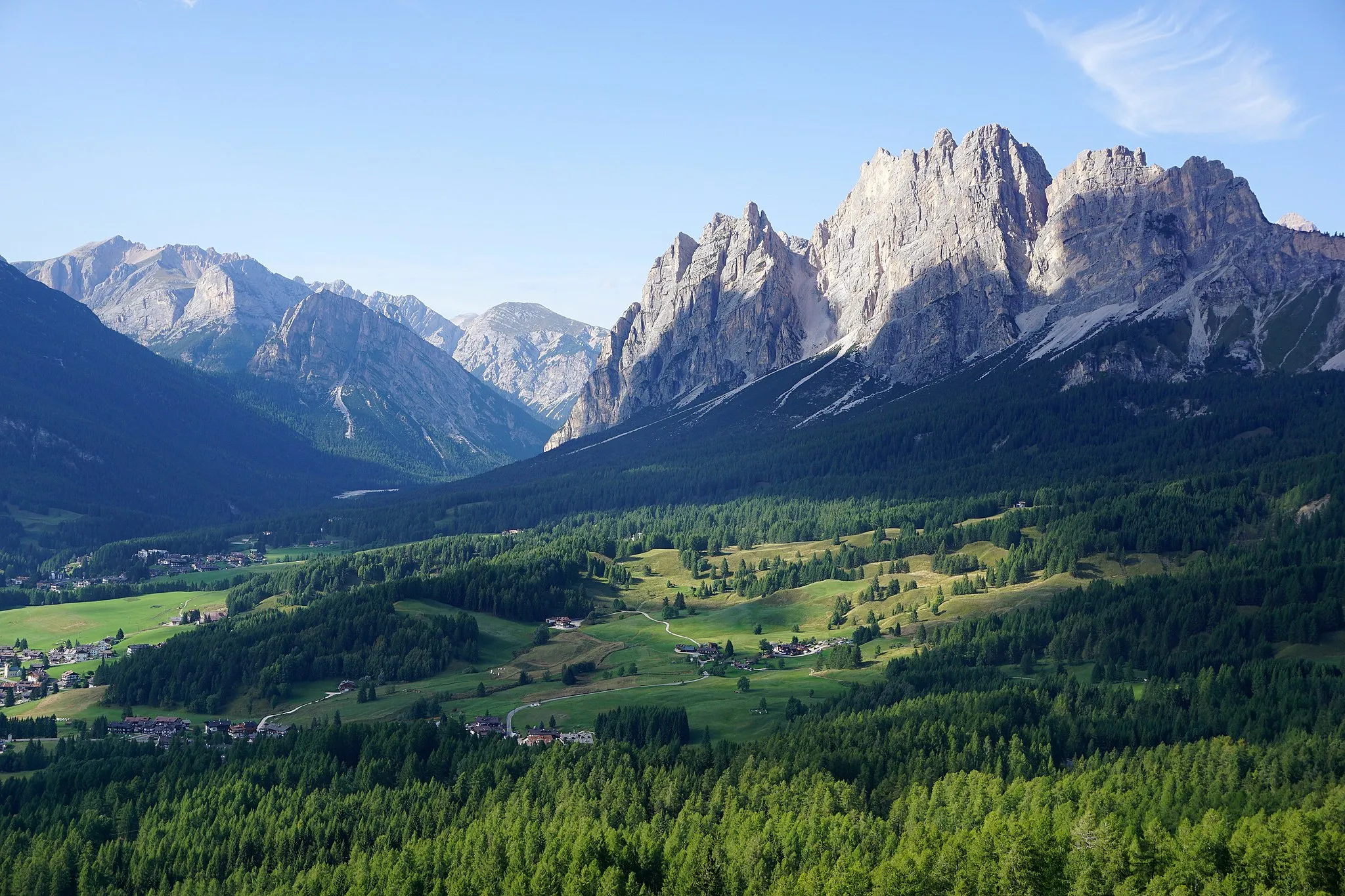 Photo showing: Cianderies and Staulin seen from Faloria cable car in Cortina d'Ampezzo, Italy.