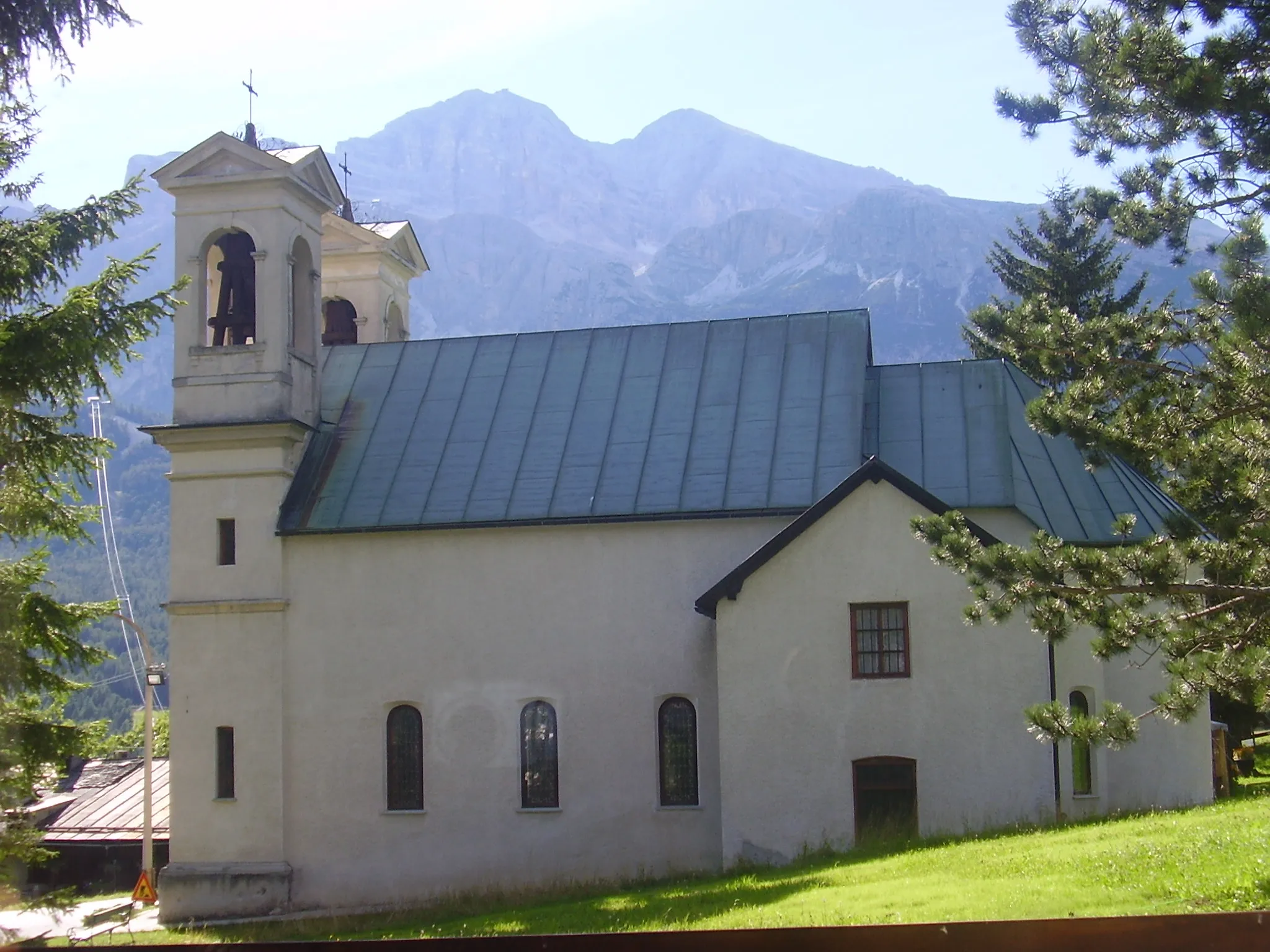 Photo showing: The nearside of the Blessed Virgin of Lourdes Chapel, in the frazione of Grava di Sotto, in Cortina d'Ampezzo, Italy. Behind, the Tofane massif.