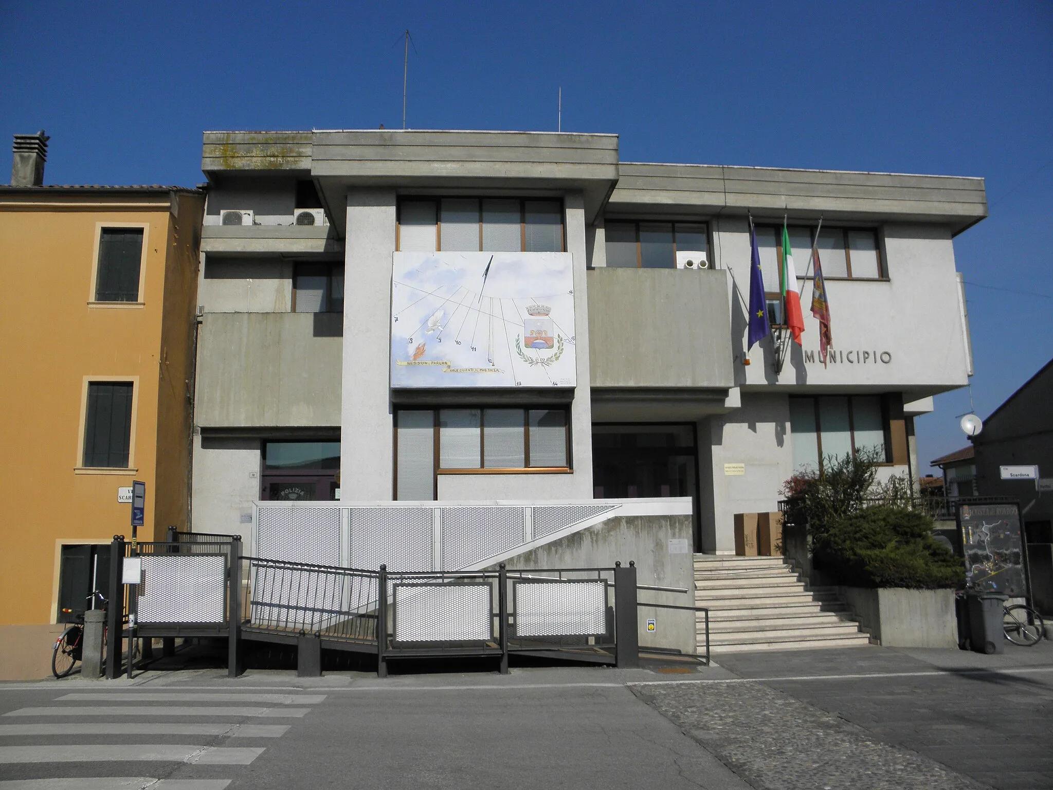 Photo showing: Costa di Rovigo: la palazzina sede del municipio.