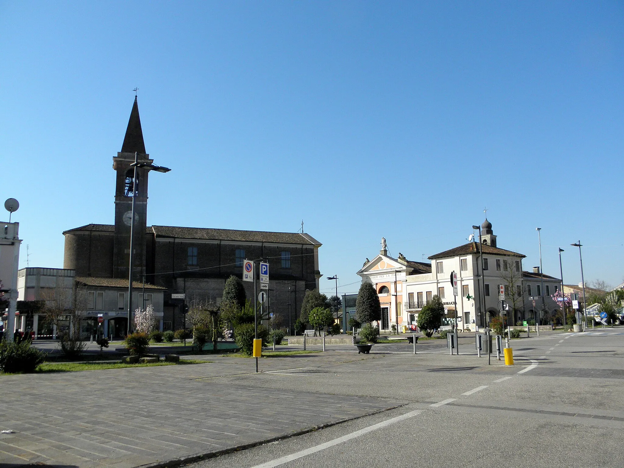 Photo showing: Costa di Rovigo: piazza San Rocco, vista da via Martiri della Resistenza.