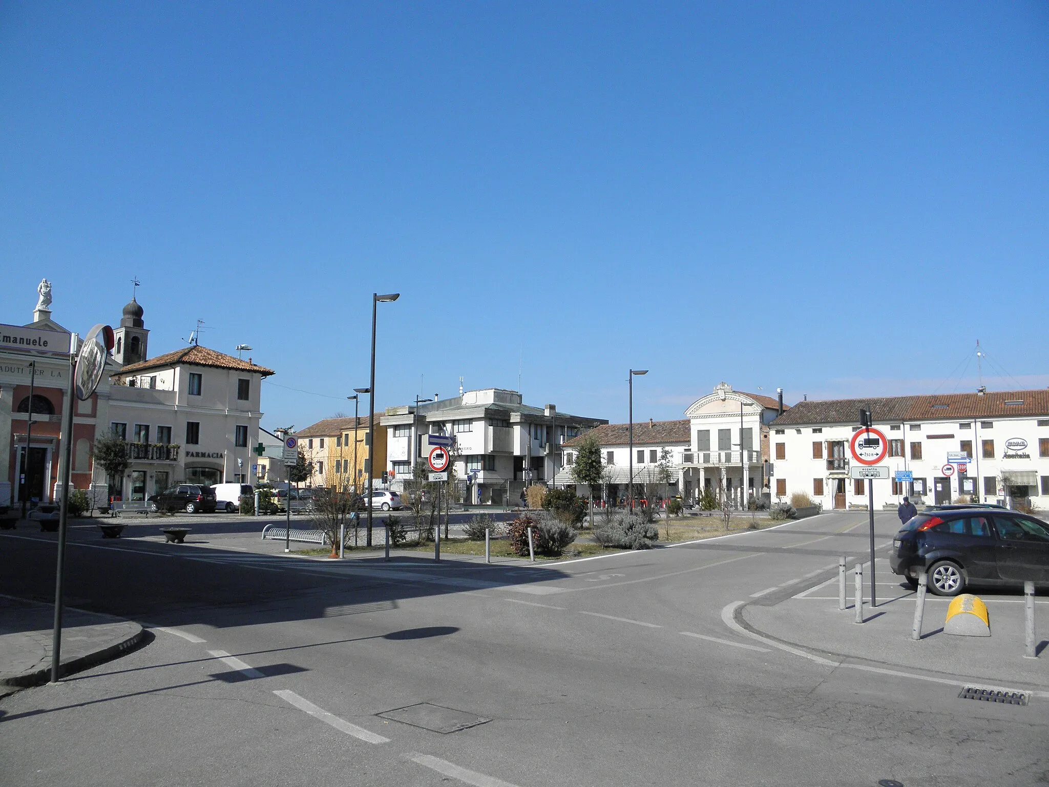 Photo showing: Costa di Rovigo: Piazze San Rocco e San Giovanni Battista viste da Via Vittorio Emanuele II.