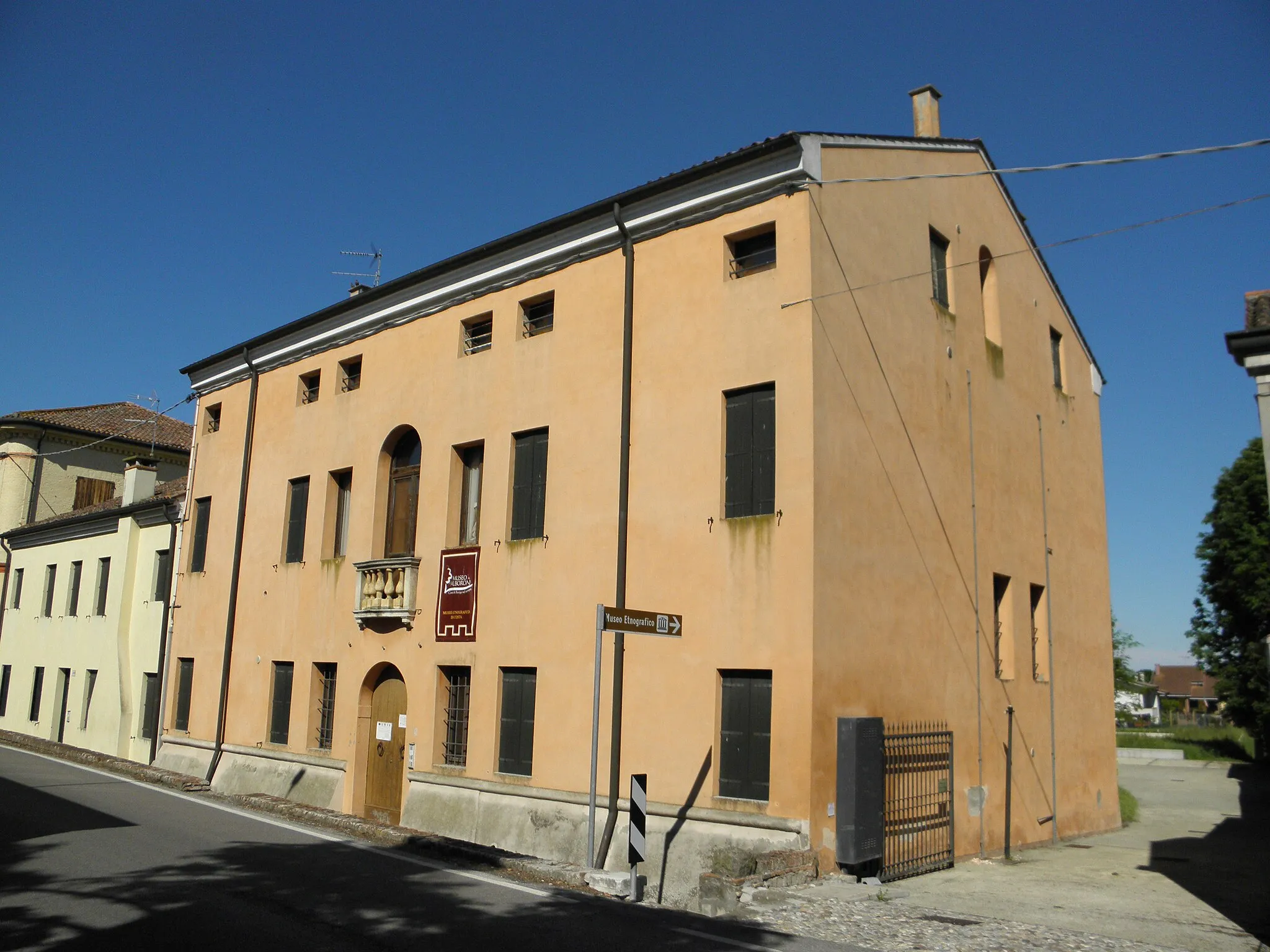 Photo showing: Costa di Rovigo: Palazzo Bighetti, vista lato strada.