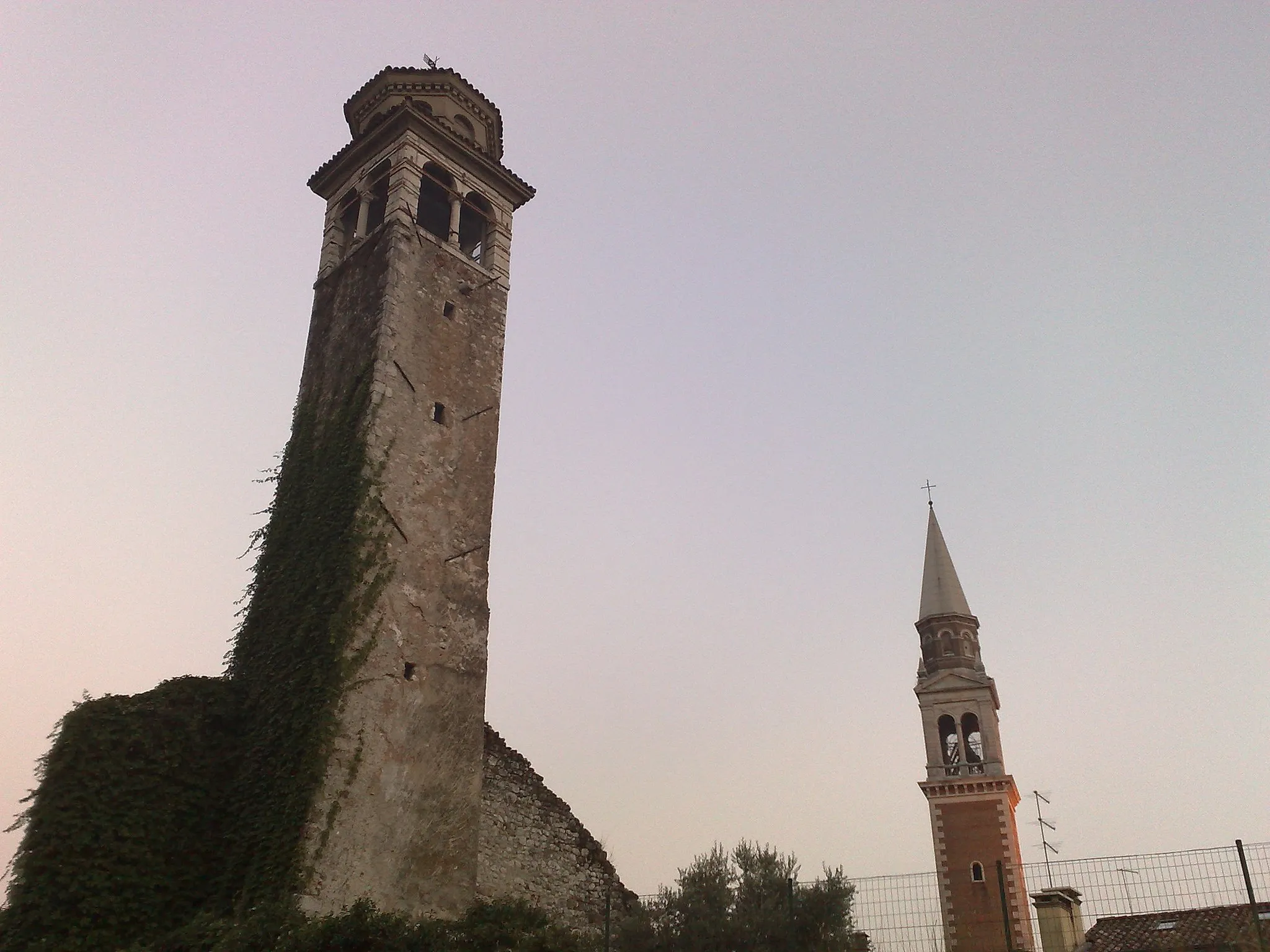 Photo showing: Campanili di San Marco vecchio e nuovo a Crespano del Grappa