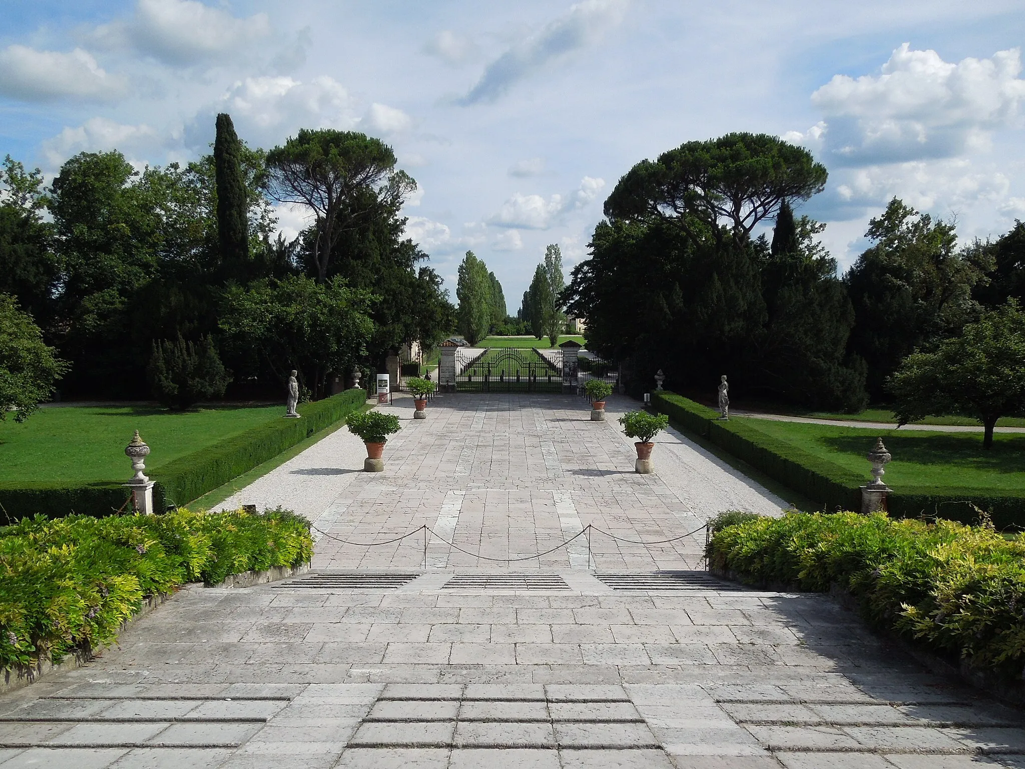 Photo showing: Villa Emo, view of the front grounds.