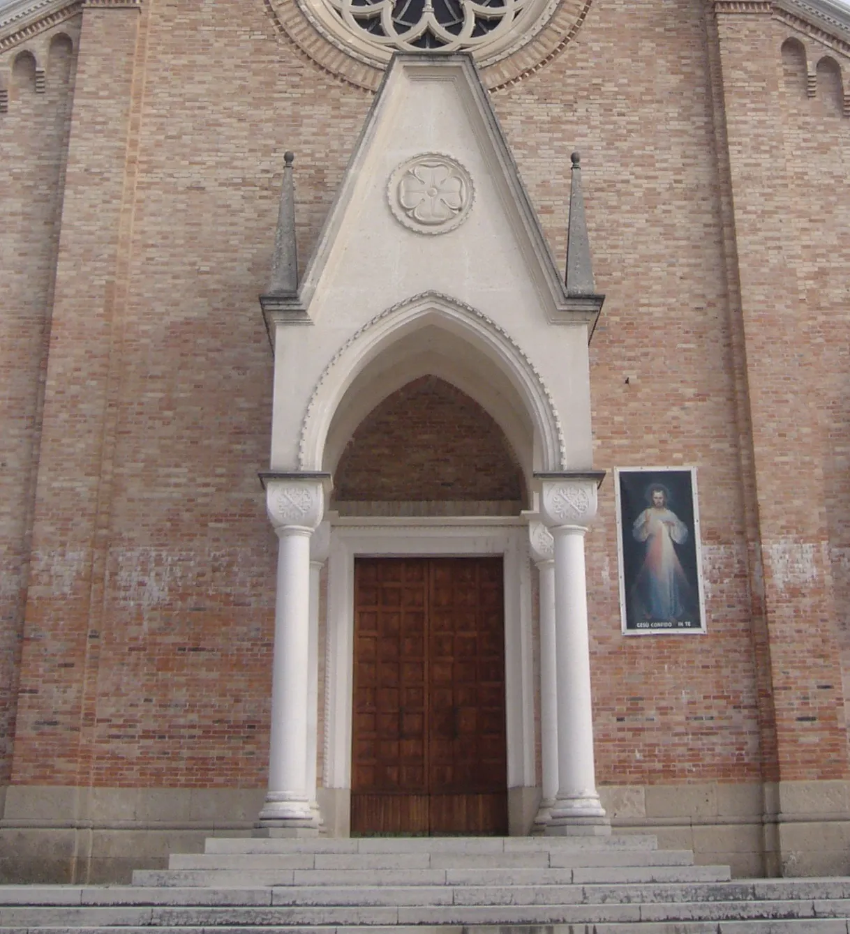 Photo showing: Il portale della chiesa parrocchiale di Farra di Soligo