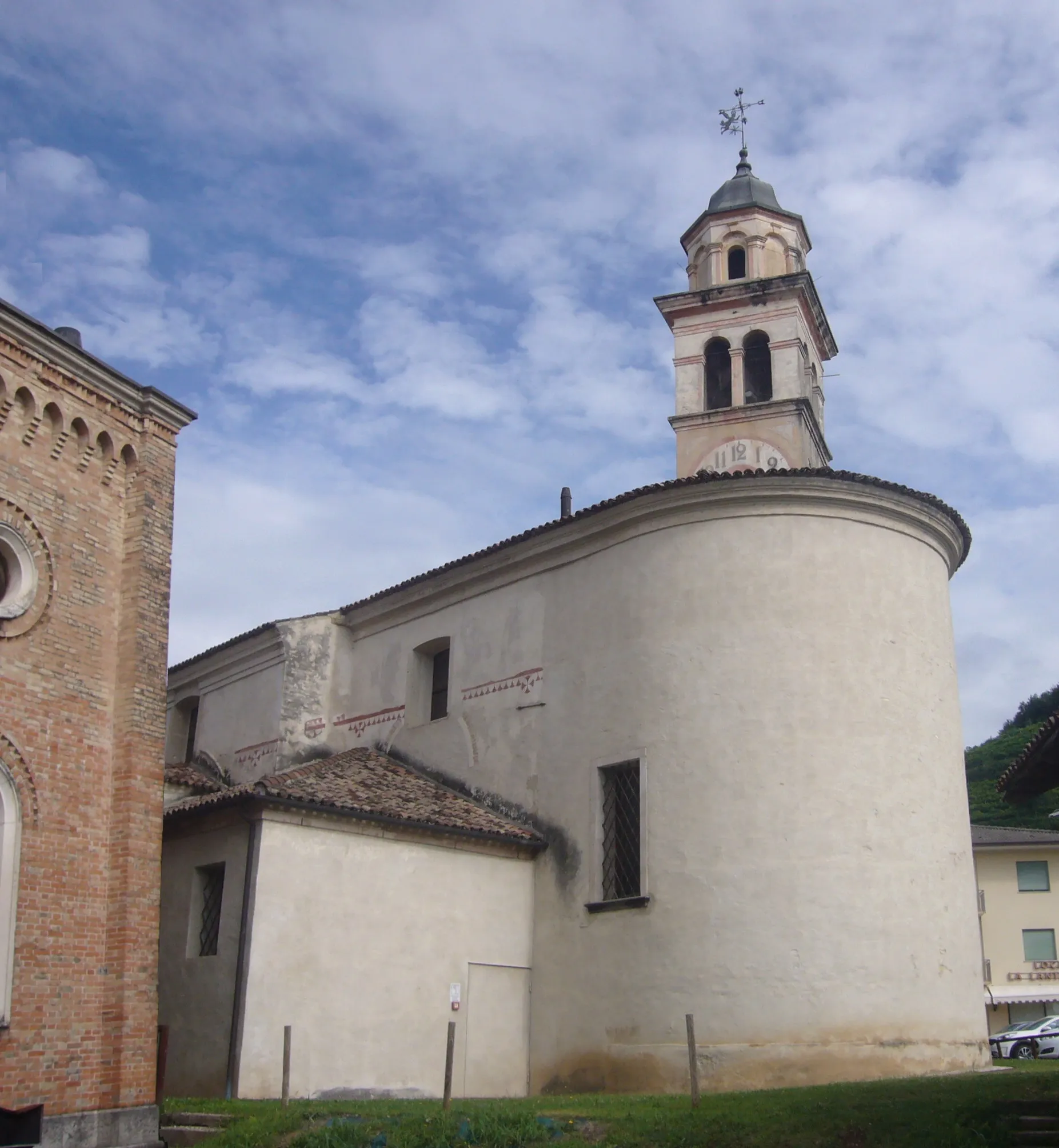 Photo showing: L'abside della vecchia chiesa e il campanile