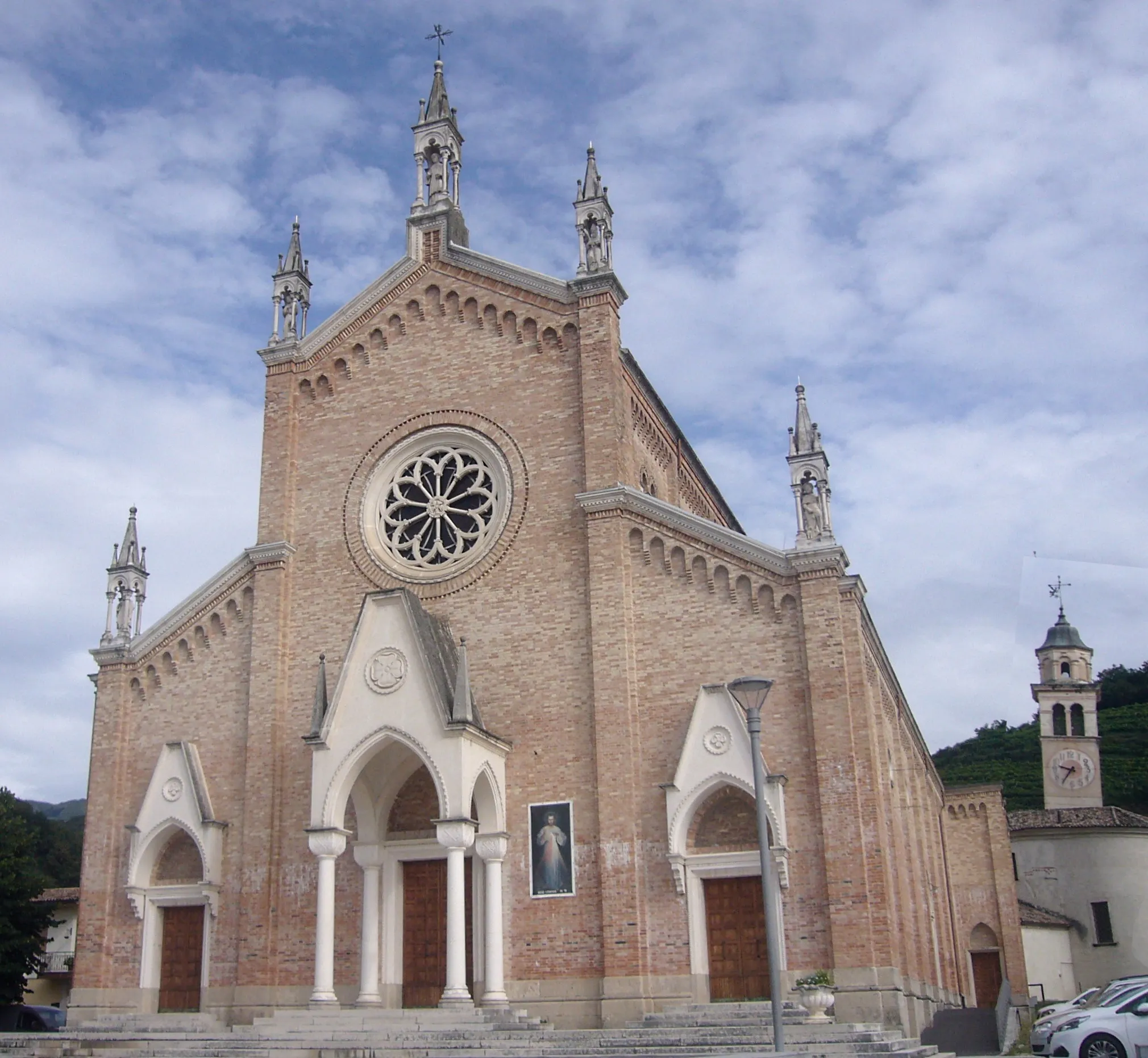 Photo showing: La chiesa parrocchiale di Farra di Soligo; sulla destra si notano il campanile e parte della vecchia chiesa